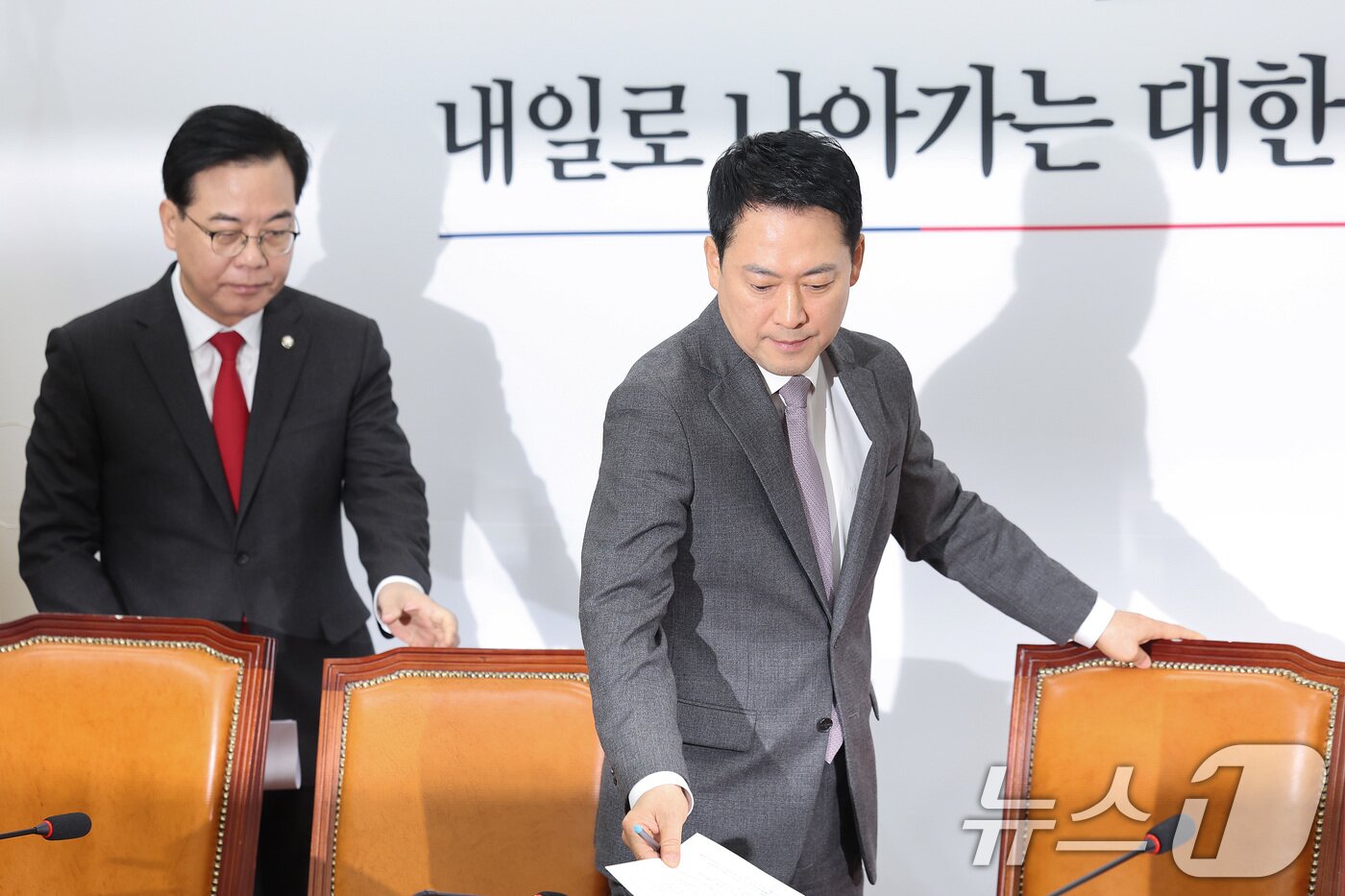 본문 이미지 - 장동혁 국민의힘 대표와 송언석 원내대표가 23일 서울 여의도 국회에서 열린 최고위원회의에 참석하고 있다. 2026.2.23 ⓒ 뉴스1 신웅수 기자