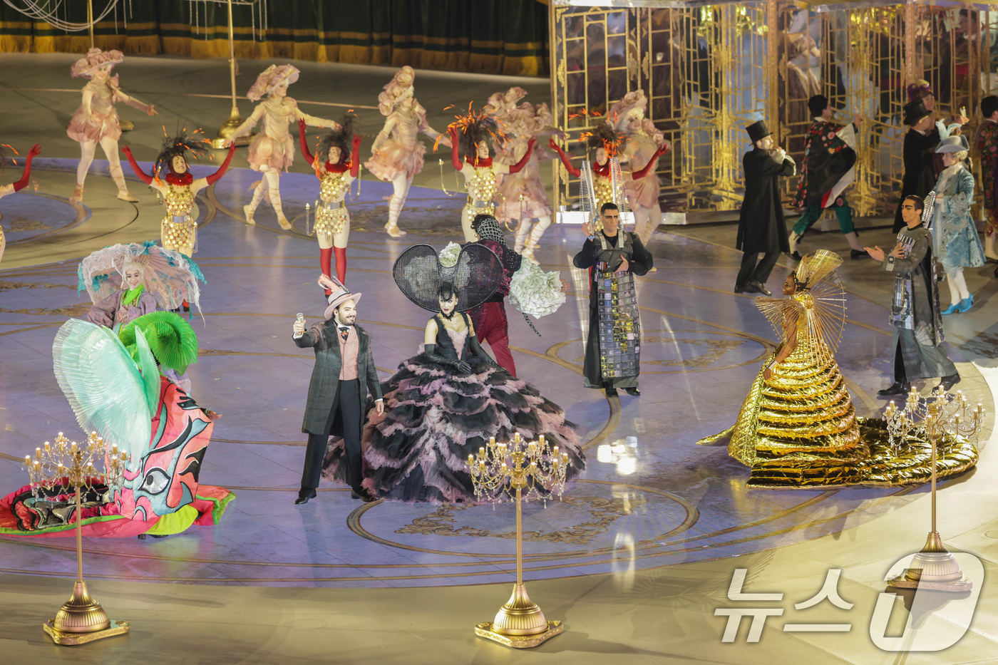 (베로나=뉴스1) 김진환 기자 = 22일(현지시간) 이탈리아 베로나 올림픽 아레나에서 열린 2026 밀라노·코르티나담페초 동계올림픽 폐회식에서 공연이 펼쳐지고 있다. (공동취재) …