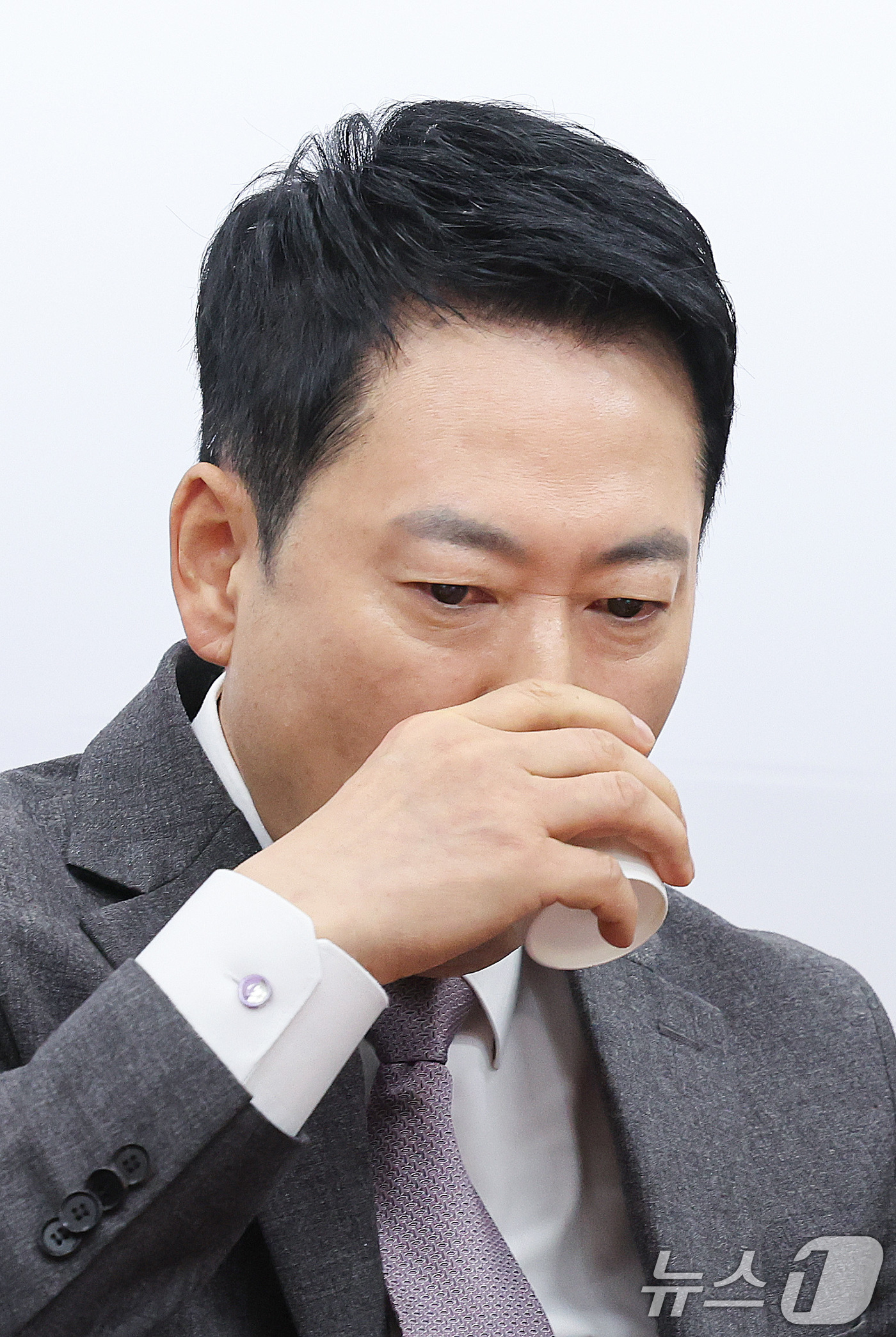 (서울=뉴스1) 신웅수 기자 = 장동혁 국민의힘 대표가 23일 서울 여의도 국회에서 열린 최고위원회의에서 목을 축이고 있다. 2026.2.23/뉴스1