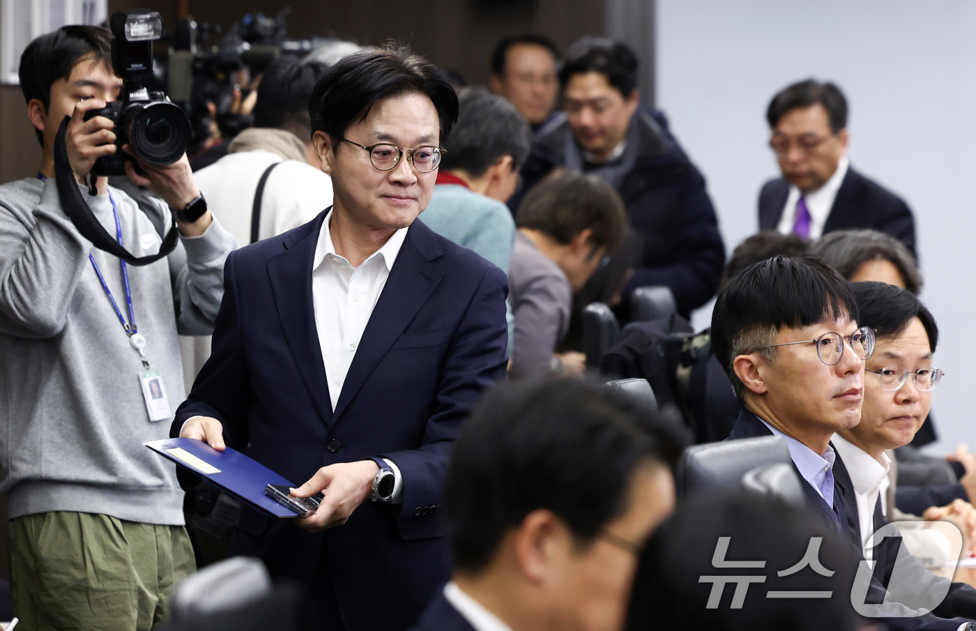 (서울=뉴스1) 최지환 기자 = 김정관 산업통상부 장관이 23일 오전 서울 중구 한국산업기술기획평가원 회의실에서 열린 미국 IEEPA(국제비상경제권한법) 관세 판결 관련 민관합동 …