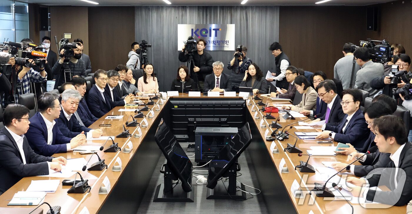 본문 이미지 - 김정관 산업통상부 장관이 23일 오전 서울 중구 한국산업기술기획평가원 회의실에서 열린 미국 IEEPA(국제비상경제권한법) 관세 판결 관련 민관합동 대책회의에 자리해 있다. 2026.2.23 ⓒ 뉴스1 최지환 기자