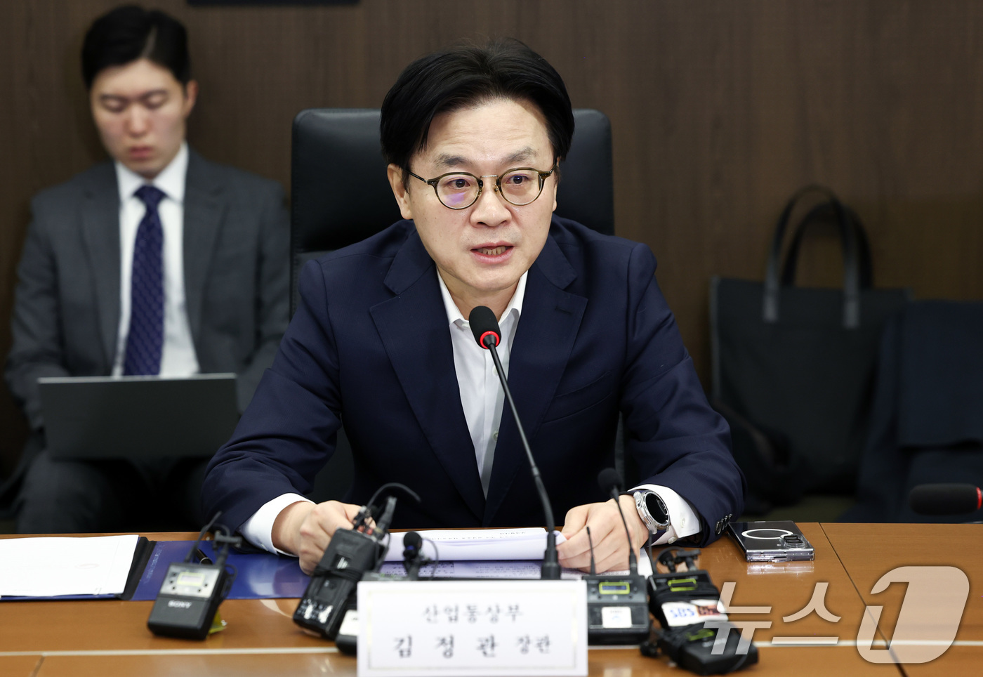 (서울=뉴스1) 최지환 기자 = 김정관 산업통상부 장관이 23일 오전 서울 중구 한국산업기술기획평가원 회의실에서 열린 미국 IEEPA(국제비상경제권한법) 관세 판결 관련 민관합동 …