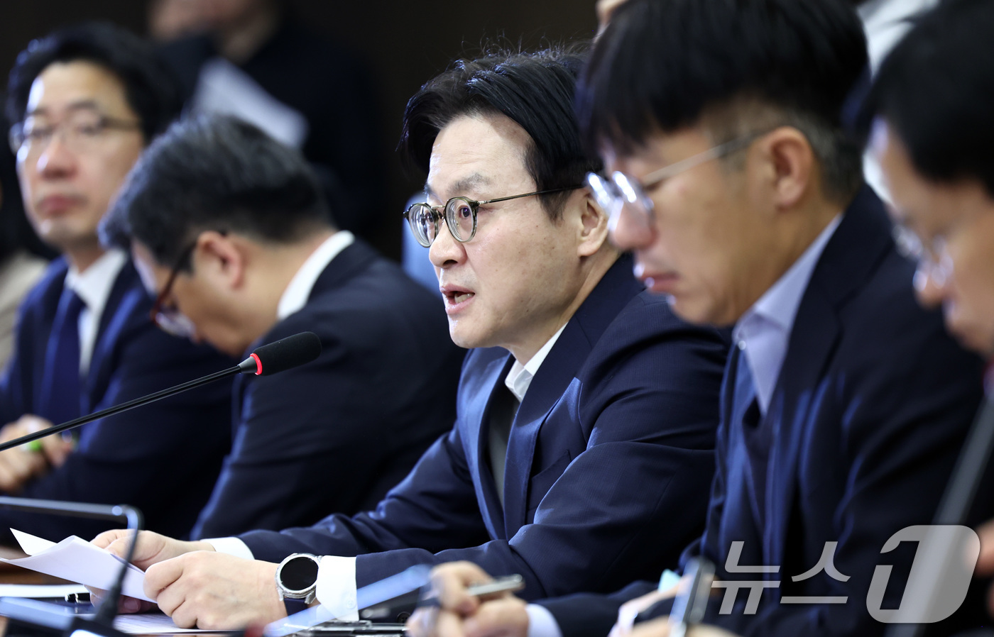 (서울=뉴스1) 최지환 기자 = 김정관 산업통상부 장관이 23일 오전 서울 중구 한국산업기술기획평가원 회의실에서 열린 미국 IEEPA(국제비상경제권한법) 관세 판결 관련 민관합동 …