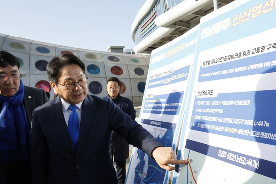 메가시티 관문 송정역 설명하는 강기정 시장