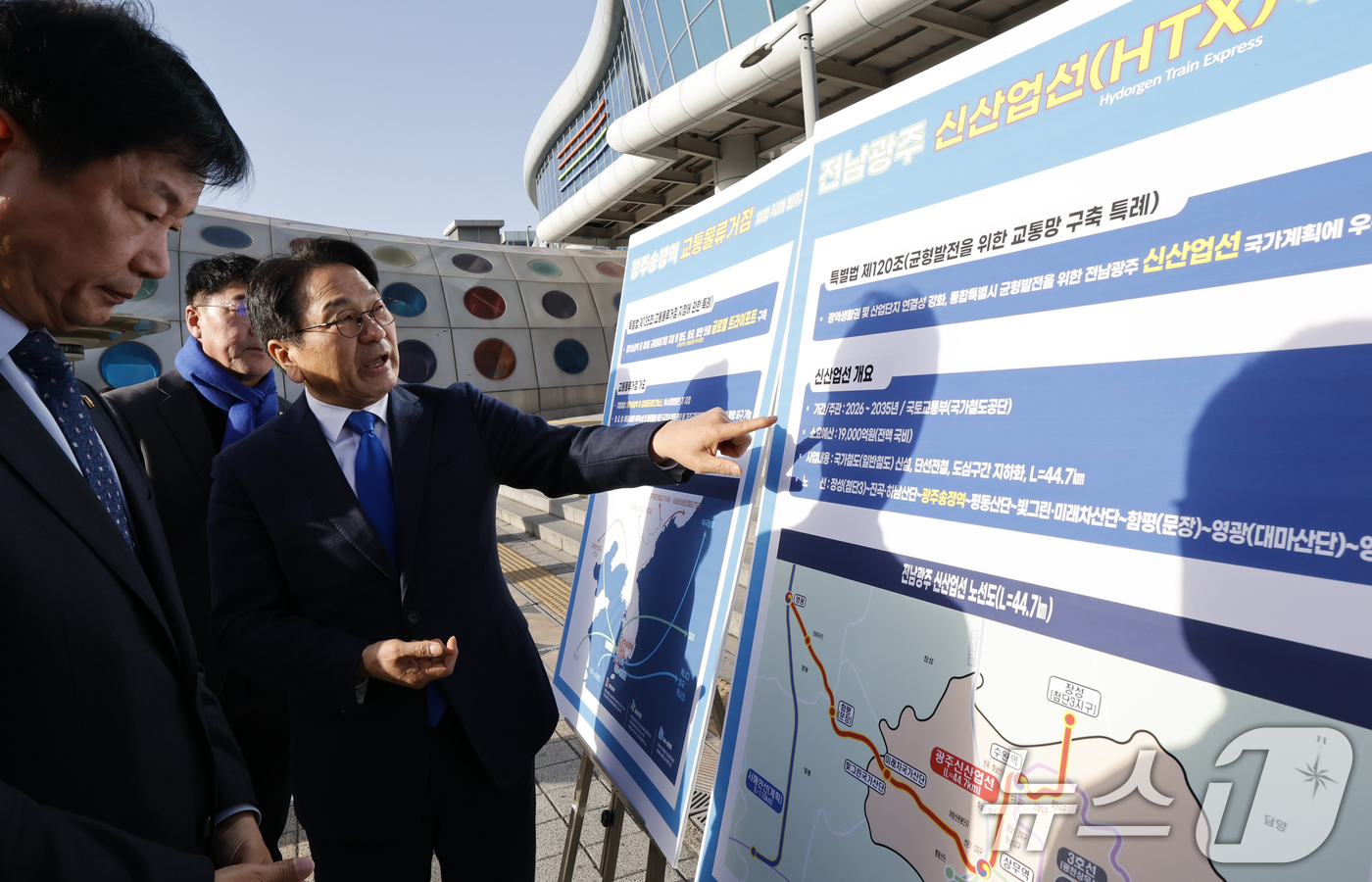 (광주=뉴스1) 김태성 기자 = 강기정 광주시장이 23일 광주 송정역 앞에서 열린 송정역 관련 통합특별법 현장 설명회에서 광역교통체계 구축 방안 등을 설명하고 있다. 2026.2. …