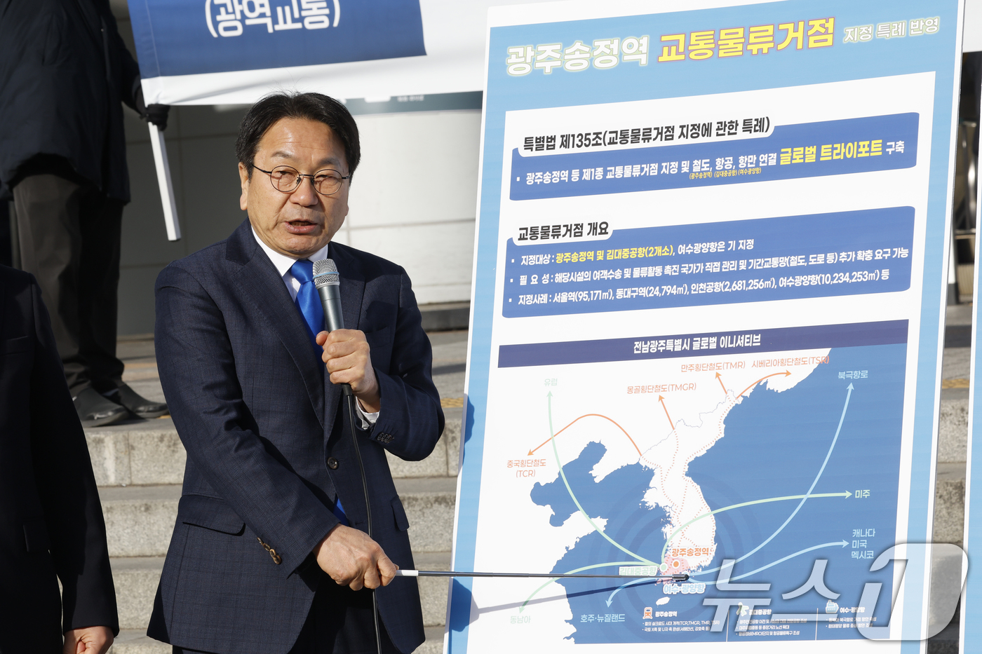 (광주=뉴스1) 김태성 기자 = 강기정 광주시장이 23일 광주 송정역 앞에서 열린 송정역 관련 통합특별법 현장 설명회에서 광역교통체계 구축 방안 등을 설명하고 있다. 2026.2. …