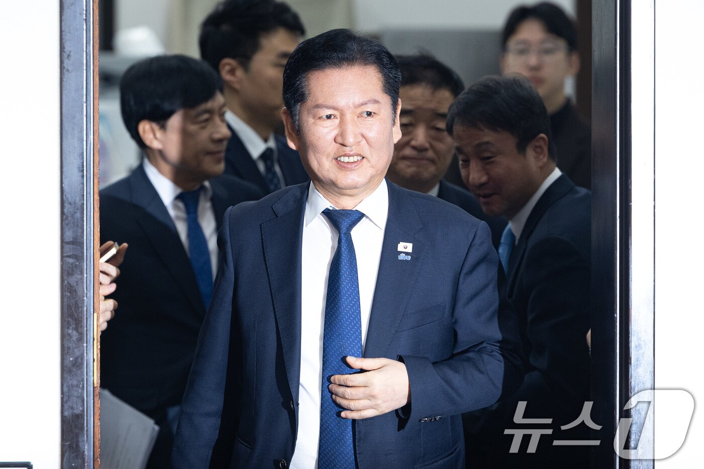 본문 이미지 - 정청래 더불어민주당 대표를 비롯한 지도부가 23일 서울 여의도 국회에서 열린 최고위원회의에 참석하고 있다. 2026.2.23 ⓒ 뉴스1 유승관 기자