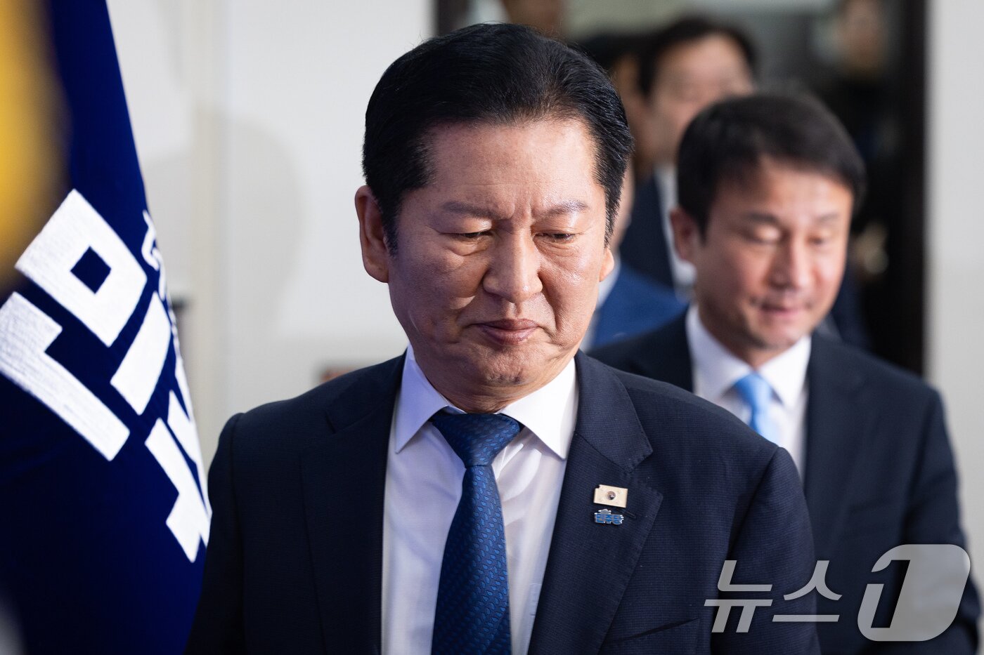 본문 이미지 - 정청래 더불어민주당 대표를 비롯한 지도부가 23일 서울 여의도 국회에서 열린 최고위원회의에 참석하고 있다. 2026.2.23 ⓒ 뉴스1 유승관 기자