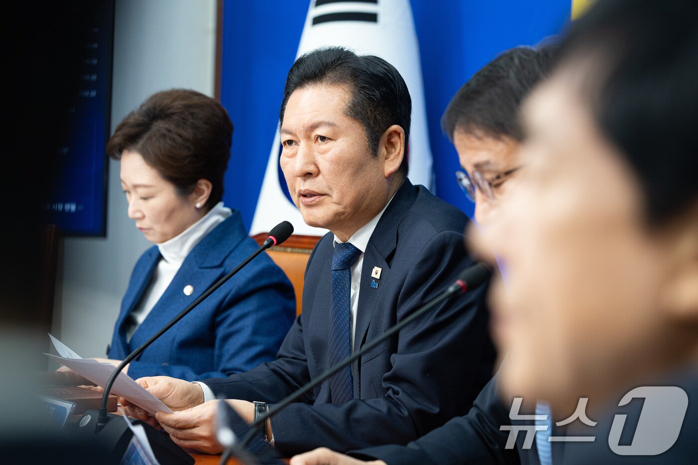 본문 이미지 - 정청래 더불어민주당 대표가 23일 서울 여의도 국회에서 열린 최고위원회의에서 모두 발언을 하고 있다. 2026.2.23 ⓒ 뉴스1 유승관 기자