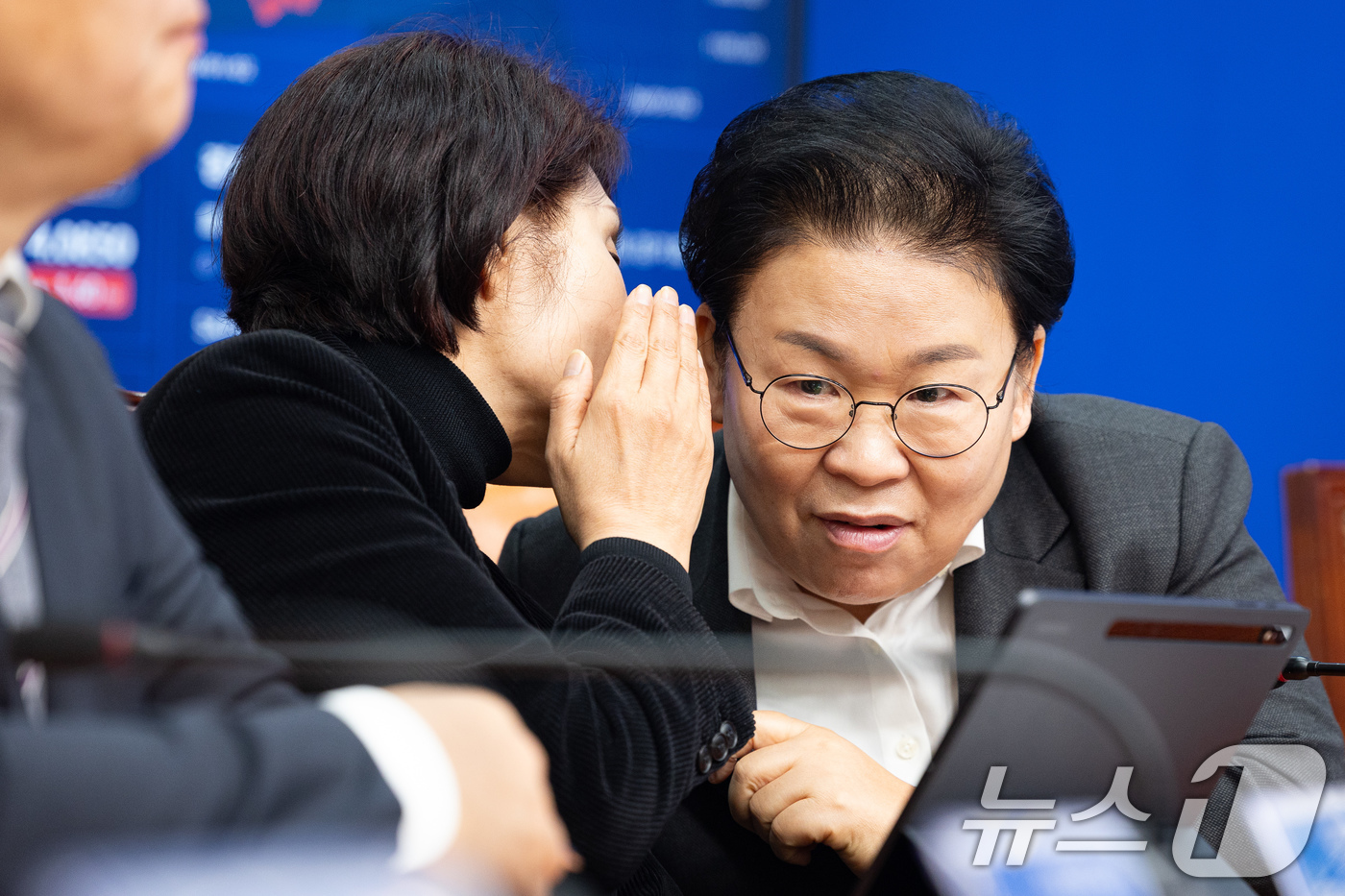 (서울=뉴스1) 유승관 기자 = 문정복 더불어민주당 최고위원(오른쪽)과 한정애 정책위의장이 23일 서울 여의도 국회에서 열린 최고위원회의에서 대화하고 있다. 2026.2.23/뉴스 …