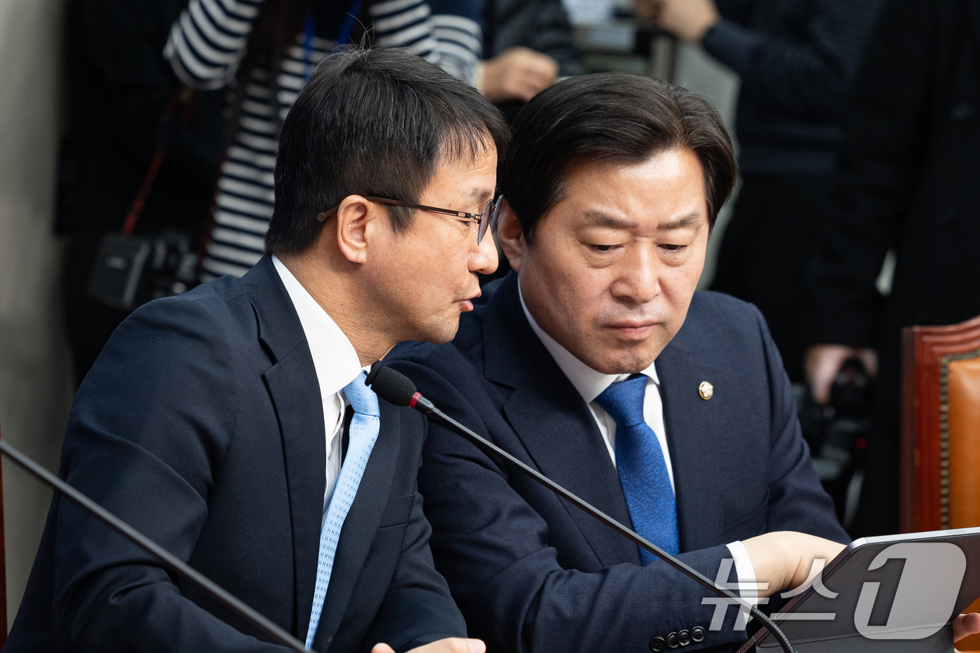 (서울=뉴스1) 유승관 기자 = 한병도 더불어민주당 원내대표와 황명선 최고위원이 23일 서울 여의도 국회에서 열린 최고위원회의에서 대화하고 있다. 2026.2.23/뉴스1