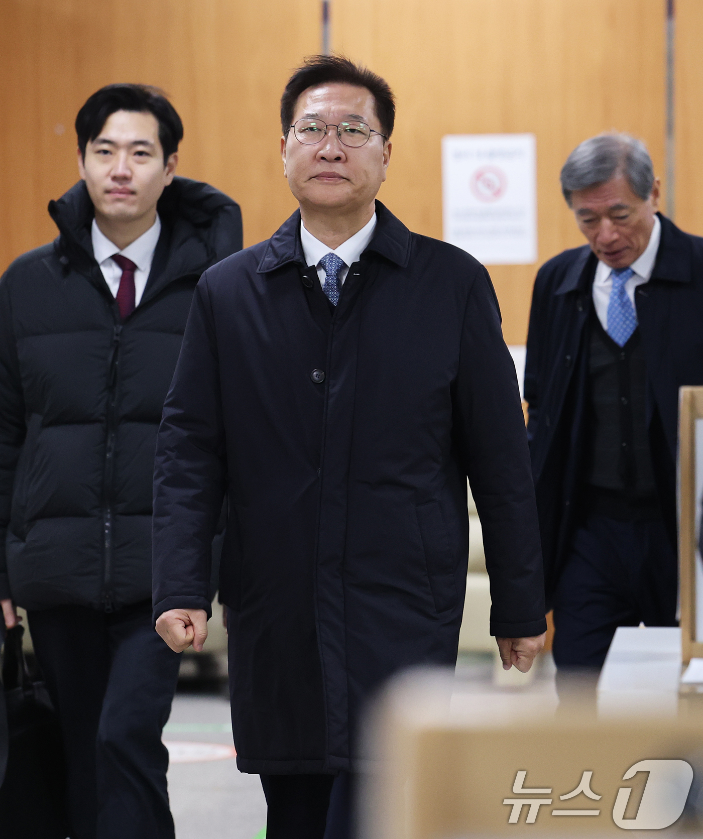 (서울=뉴스1) 오대일 기자 = 12·3 비상계엄 가담·김건희 수사 청탁 혐의로 기소된 박성재 전 법무부 장관이 23일 오전 서울 서초구 서울중앙지방법원에서 열린 공판에 출석하고 …