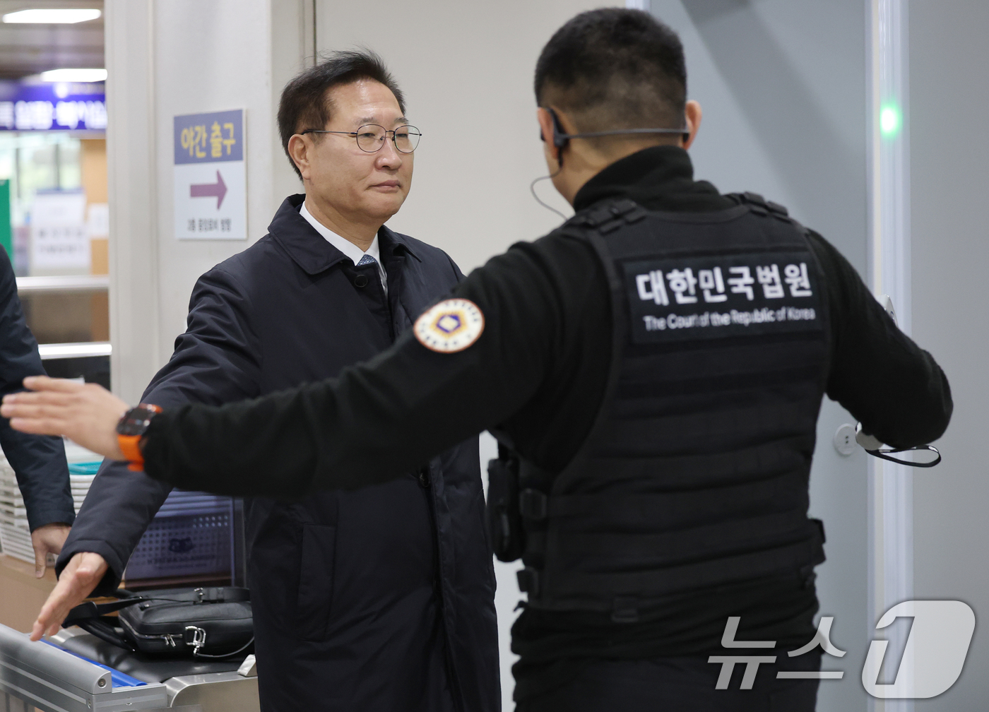 (서울=뉴스1) 오대일 기자 = 12·3 비상계엄 가담·김건희 수사 청탁 혐의로 기소된 박성재 전 법무부 장관이 23일 오전 서울 서초구 서울중앙지방법원에서 열린 공판에 출석하며 …