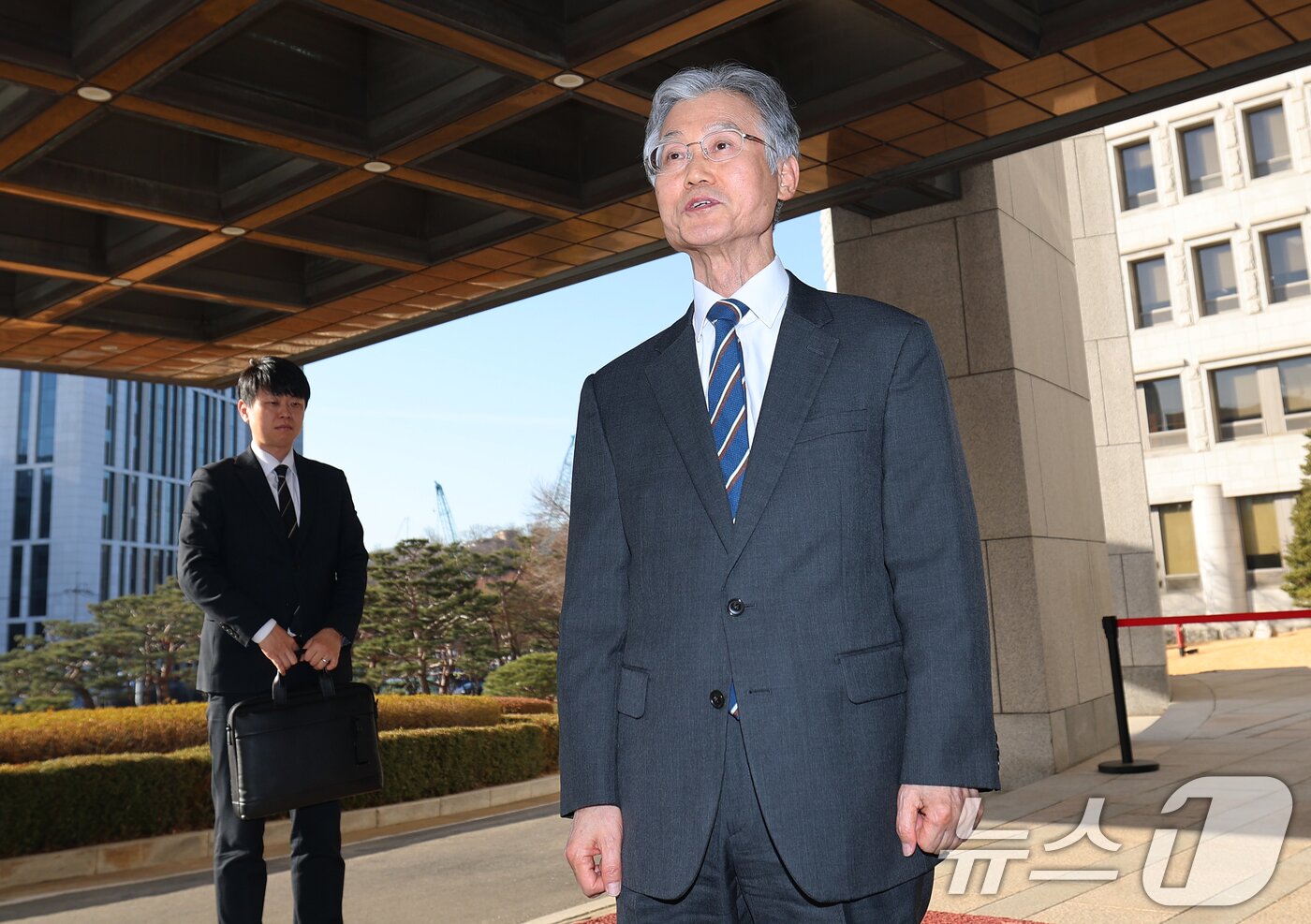 본문 이미지 - 조희대 대법원장이 23일 오전 서울 서초구 대법원으로 출근하며 더불어민주당이 추진 중인 사법개혁 3법과 관련한 질문에 답하고 있다. 2026.2.23 ⓒ 뉴스1 오대일 기자