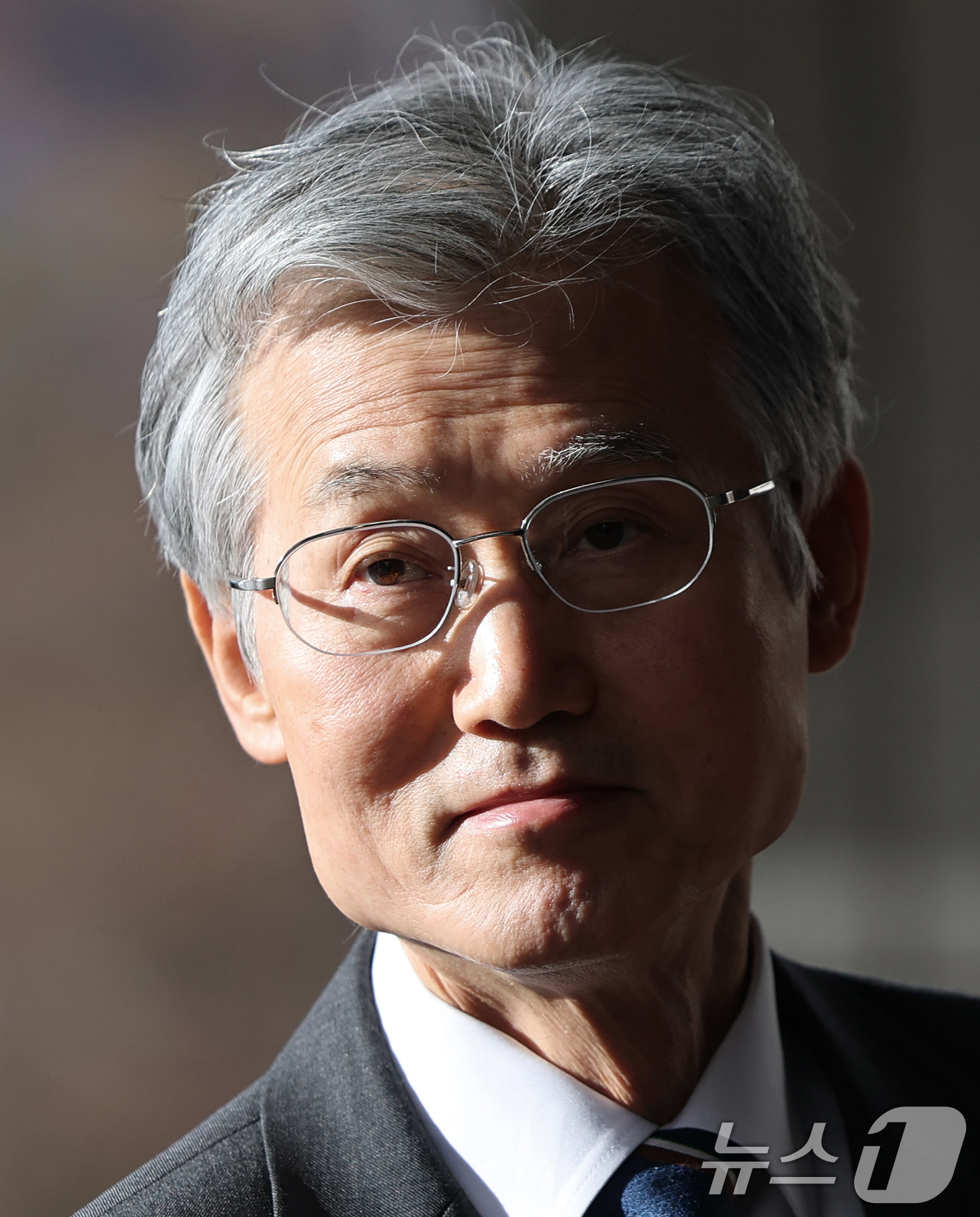 (서울=뉴스1) 오대일 기자 = 조희대 대법원장이 내란전담재판부가 본격 가동을 시작한 23일 오전 서울 서초구 대법원으로 출근하고 있다.서울고법 내란전담재판부는 윤석열 전 대통령의 …