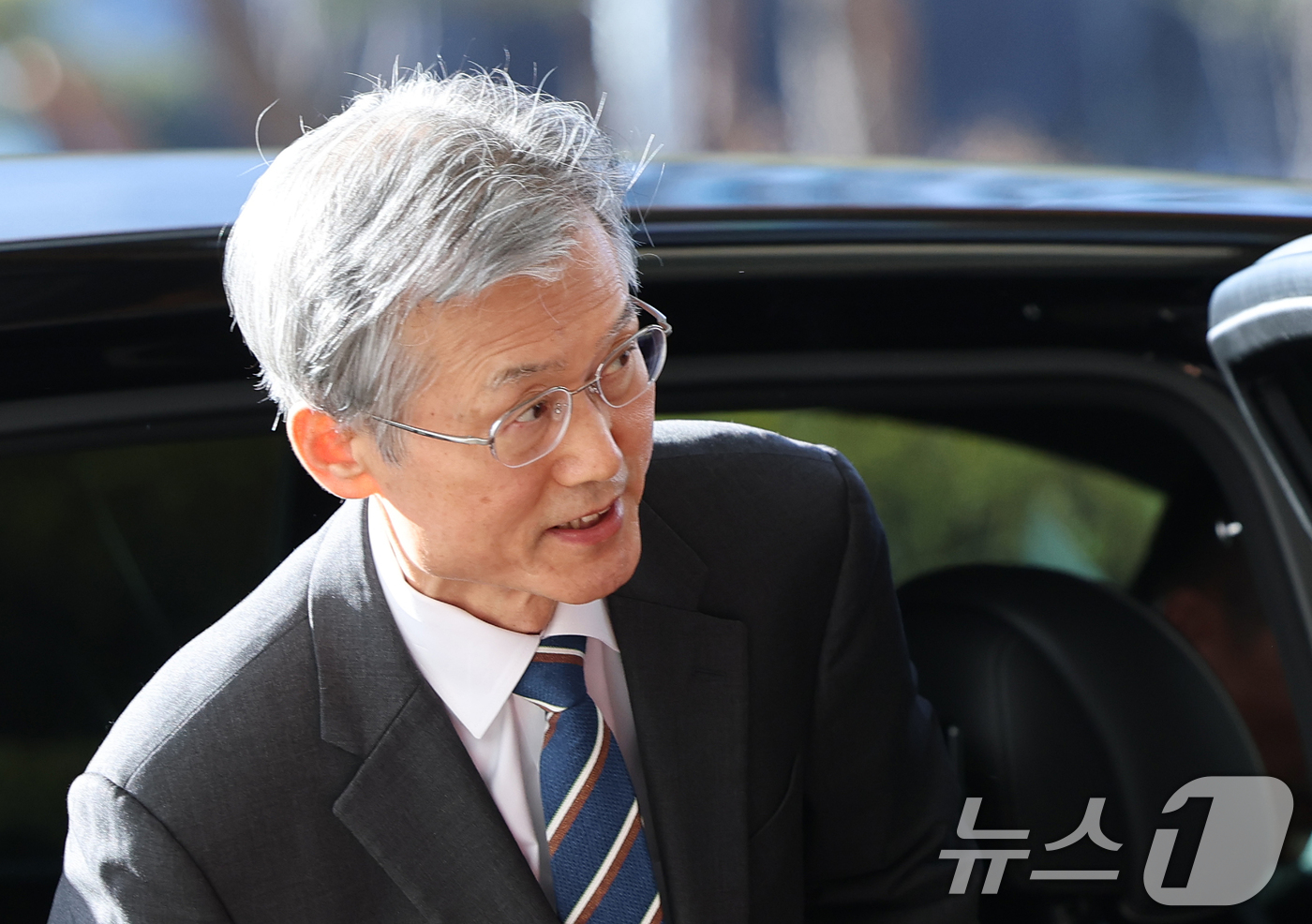 (서울=뉴스1) 오대일 기자 = 조희대 대법원장이 내란전담재판부가 본격 가동을 시작한 23일 오전 서울 서초구 대법원으로 출근하고 있다.서울고법 내란전담재판부는 윤석열 전 대통령의 …