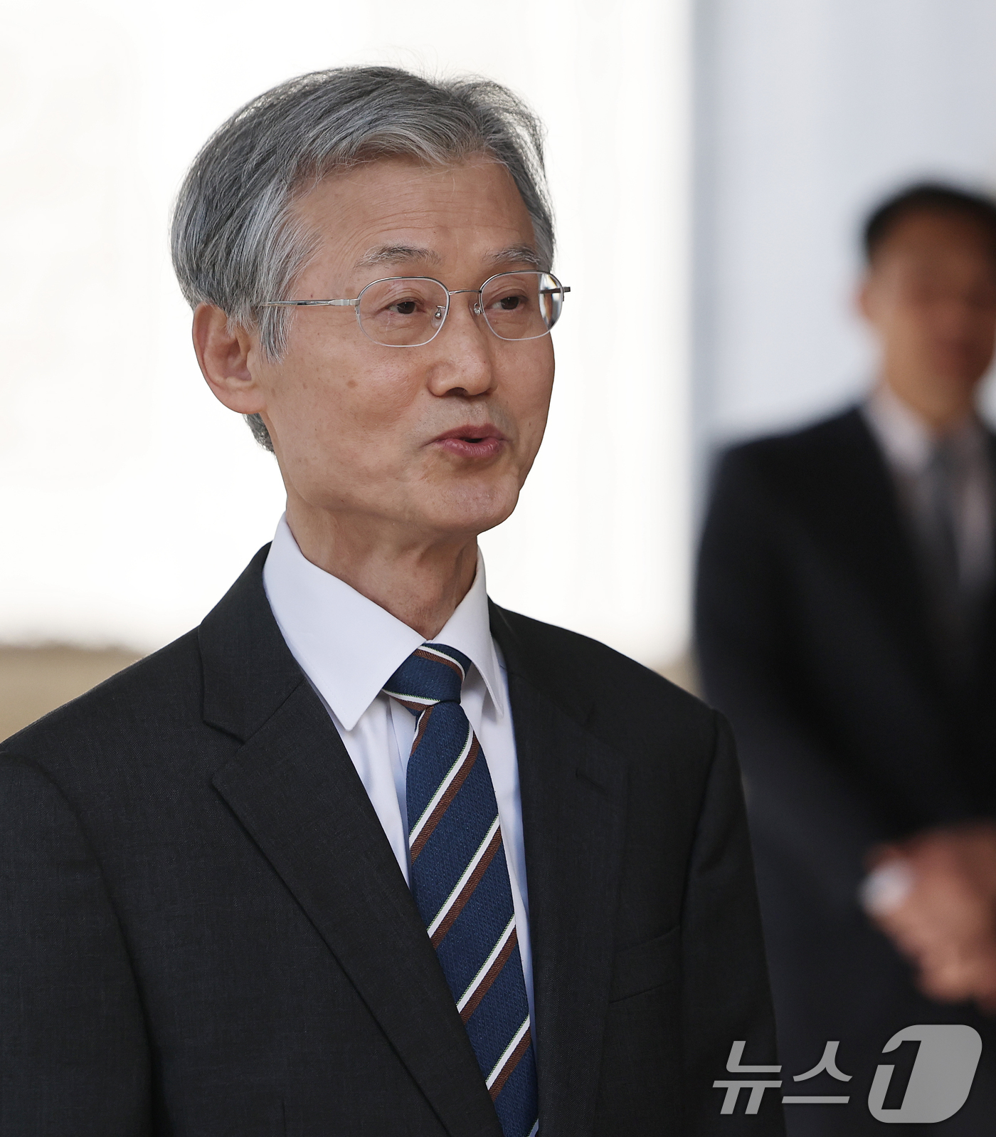 (서울=뉴스1) 오대일 기자 = 조희대 대법원장이 23일 오전 서울 서초구 대법원으로 출근하며 더불어민주당이 추진 중인 사법개혁 3법과 관련한 질문에 답하고 있다.  2026.2. …