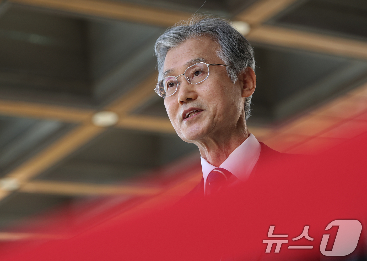 (서울=뉴스1) 오대일 기자 = 조희대 대법원장이 23일 오전 서울 서초구 대법원으로 출근하며 더불어민주당이 추진 중인 사법개혁 3법과 관련한 질문에 답하고 있다.  2026.2. …