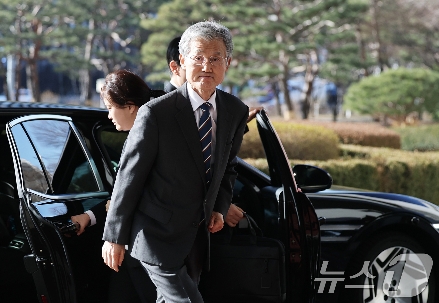 (서울=뉴스1) 오대일 기자 = 조희대 대법원장이 내란전담재판부가 본격 가동을 시작한 23일 오전 서울 서초구 대법원으로 출근하고 있다.서울고법 내란전담재판부는 윤석열 전 대통령의 …