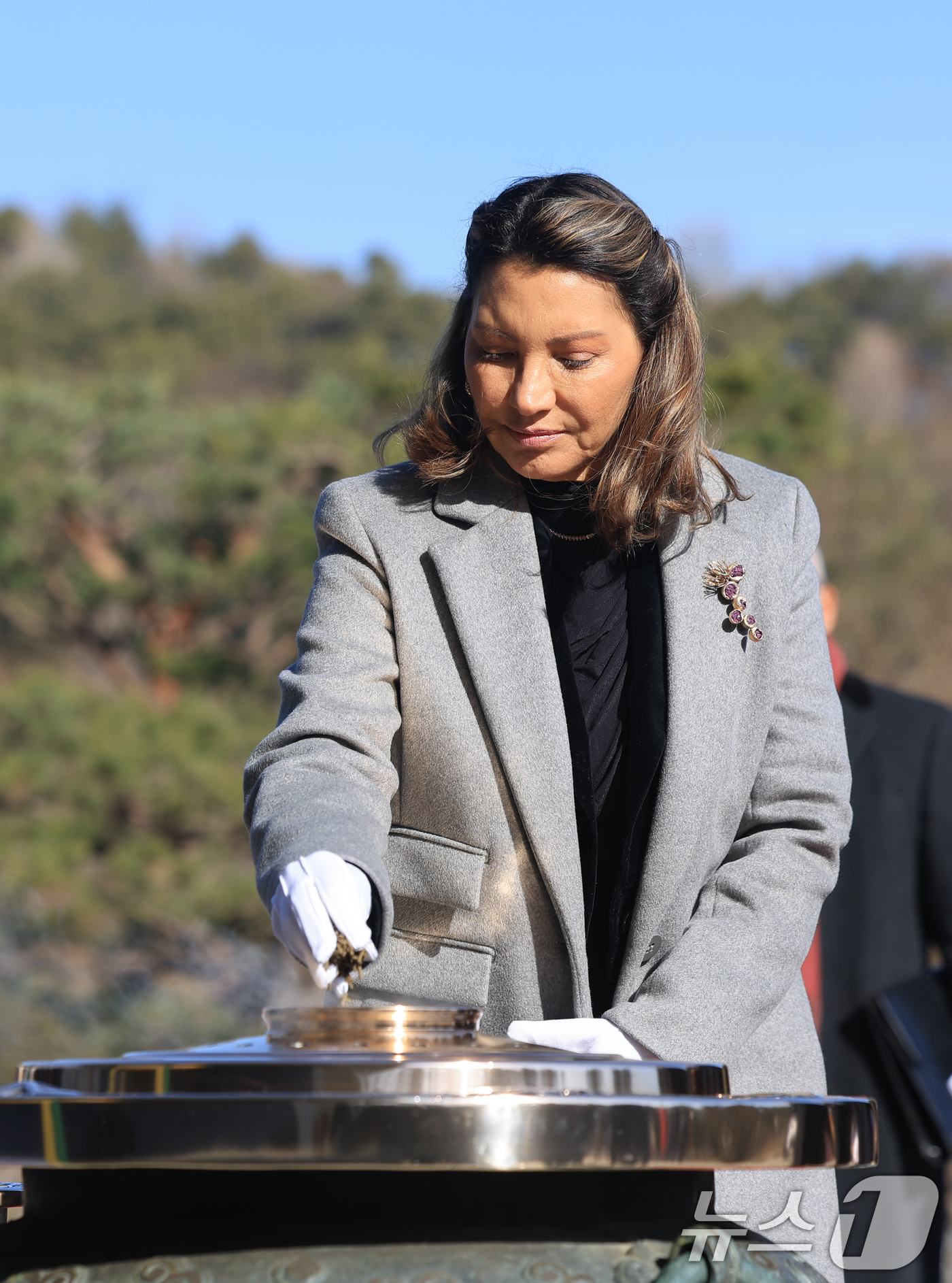 (서울=뉴스1) 이호윤 기자 = 브라질 영부인 호잔젤라 다시우바 여사가 23일 서울 동작구 국립서울현충원을 찾아 현충탑에 참배하고 있다. 2026.2.23/뉴스1