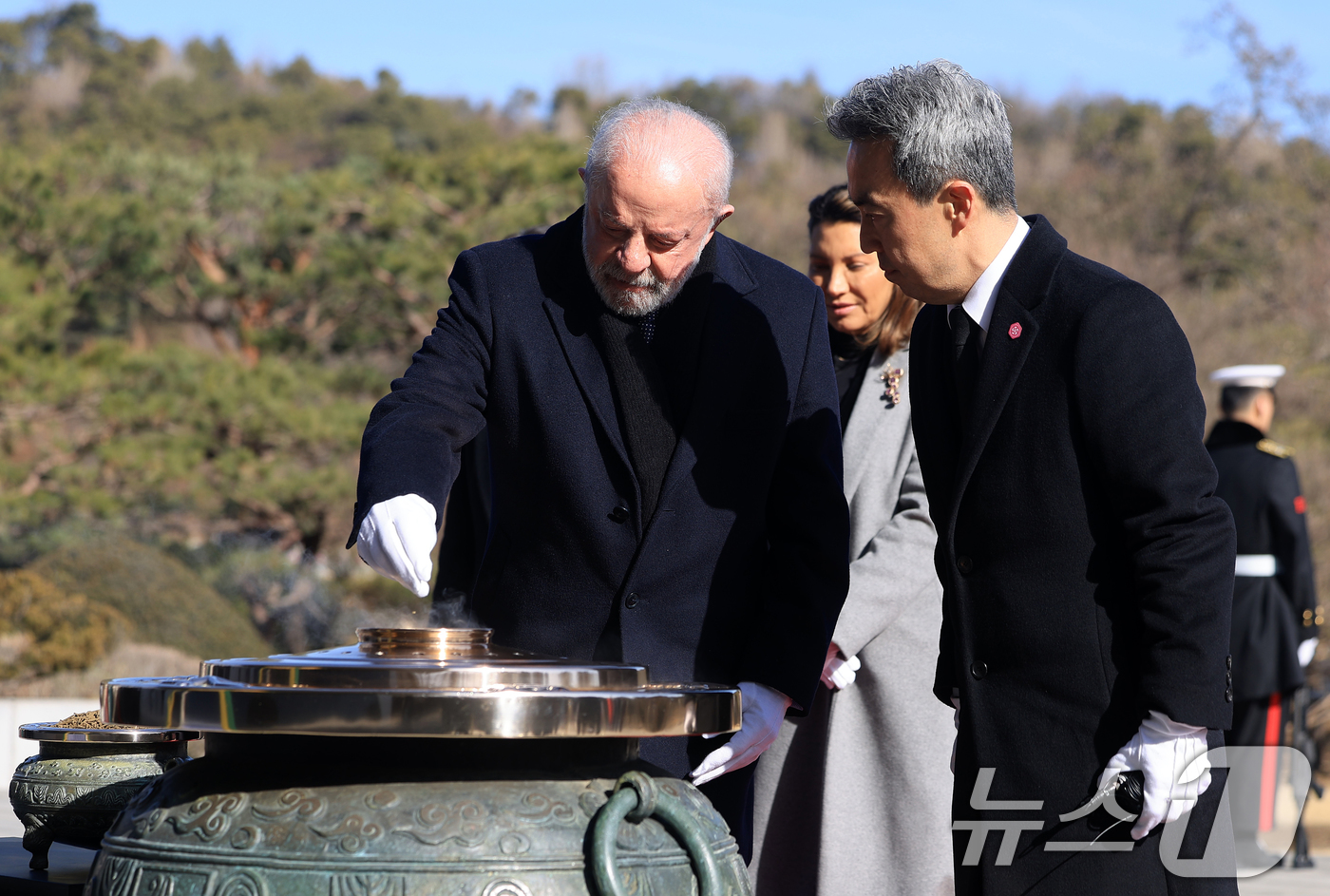 (서울=뉴스1) 이호윤 기자 = 루이시 이나시우 룰라 브라질 대통령이 23일 서울 동작구 국립서울현충원을 찾아 현충탑에 참배하고 있다. 2026.2.23/뉴스1