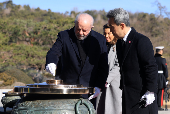현충탑에 참배하는 룰라 브라질 대통령