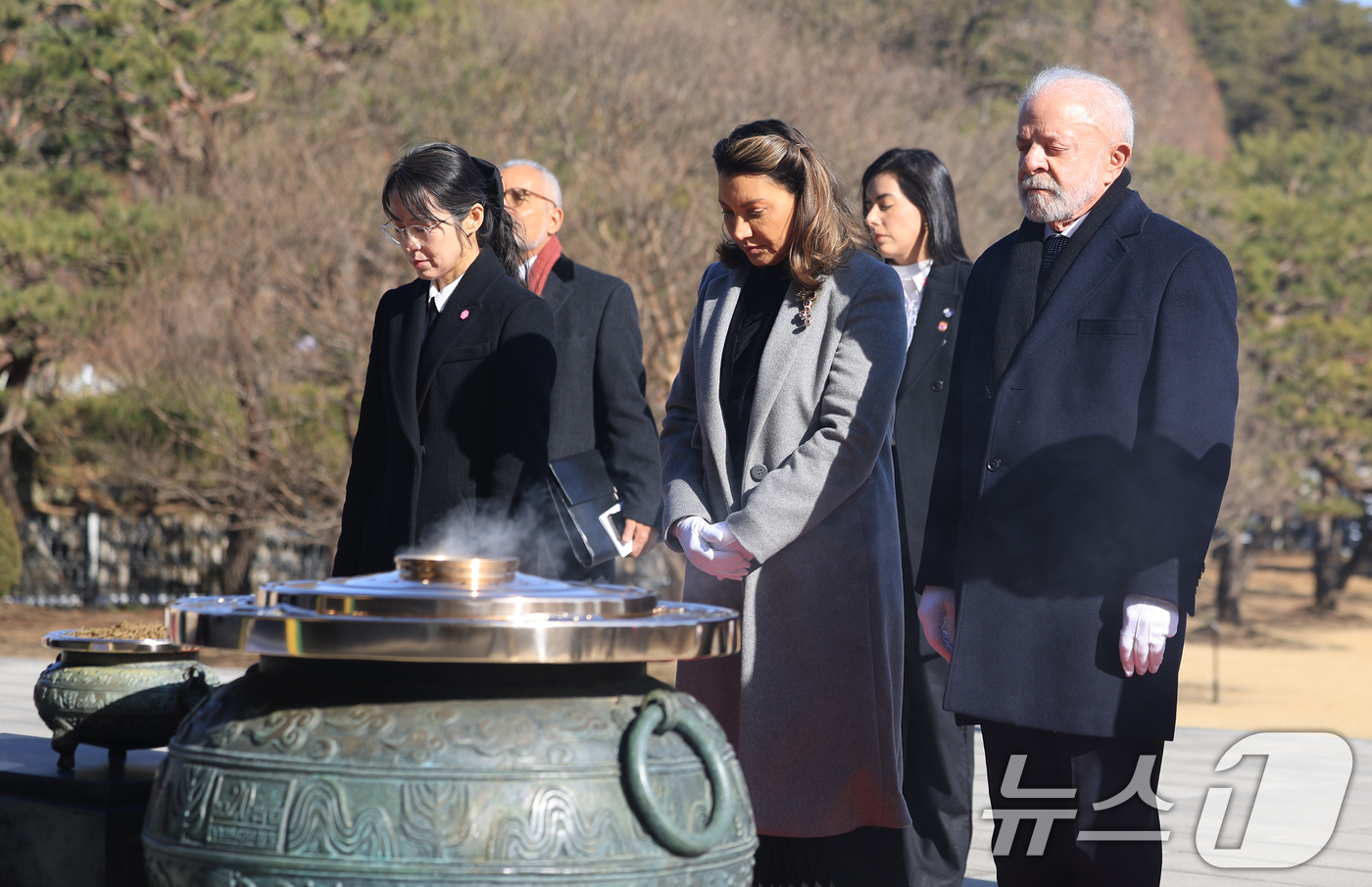 (서울=뉴스1) 이호윤 기자 = 루이시 이나시우 룰라 브라질 대통령과 호잔젤라 다시우바 여사가 23일 서울 동작구 국립서울현충원을 찾아 현충탑에 묵념하고 있다. 2026.2.23/ …