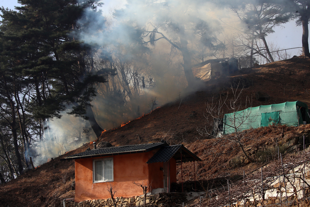 함양 산불, 백연마을 인근까지 접근…당국 '마을 방어' 총력전