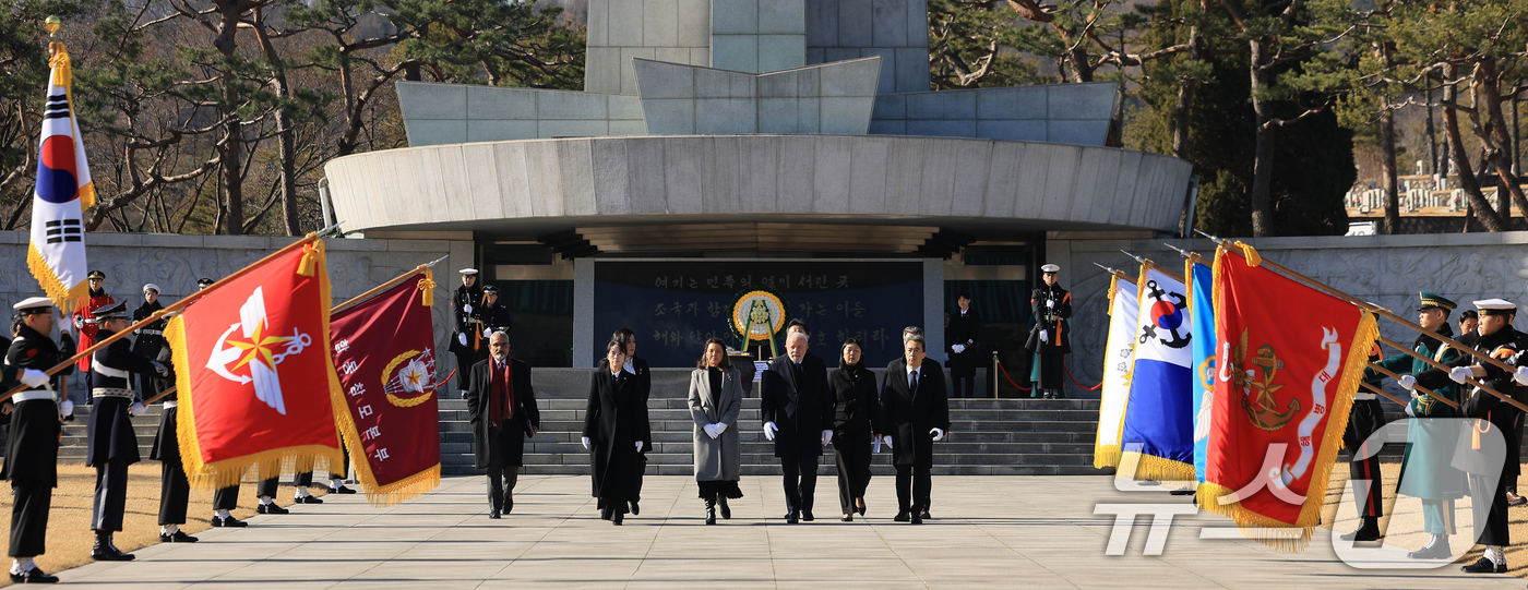 (서울=뉴스1) 이호윤 기자 = 루이시 이나시우 룰라 브라질 대통령과 호잔젤라 다시우바 여사가 23일 서울 동작구 국립서울현충원을 찾아 현충탑에 참배를 마치고 발걸음을 옮기고 있다 …