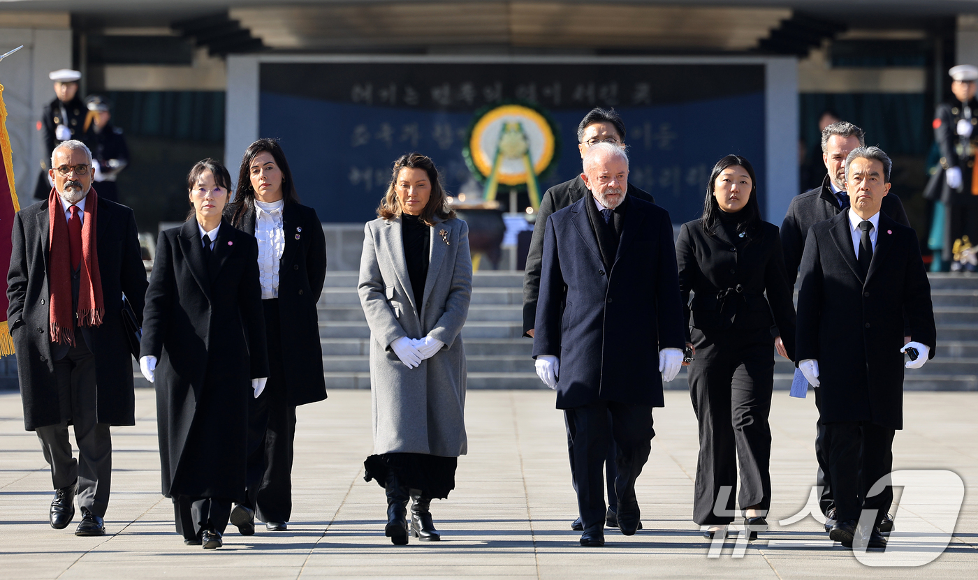 (서울=뉴스1) 이호윤 기자 = 루이시 이나시우 룰라 브라질 대통령과 호잔젤라 다시우바 여사가 23일 서울 동작구 국립서울현충원을 찾아 현충탑 참배를 마치고 발걸음을 옮기고 있다. …