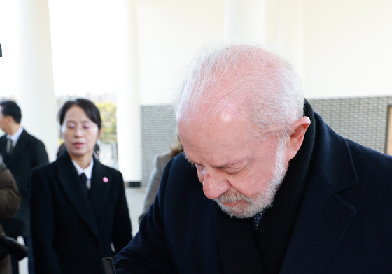 방명록 작성하는 브라질 대통령