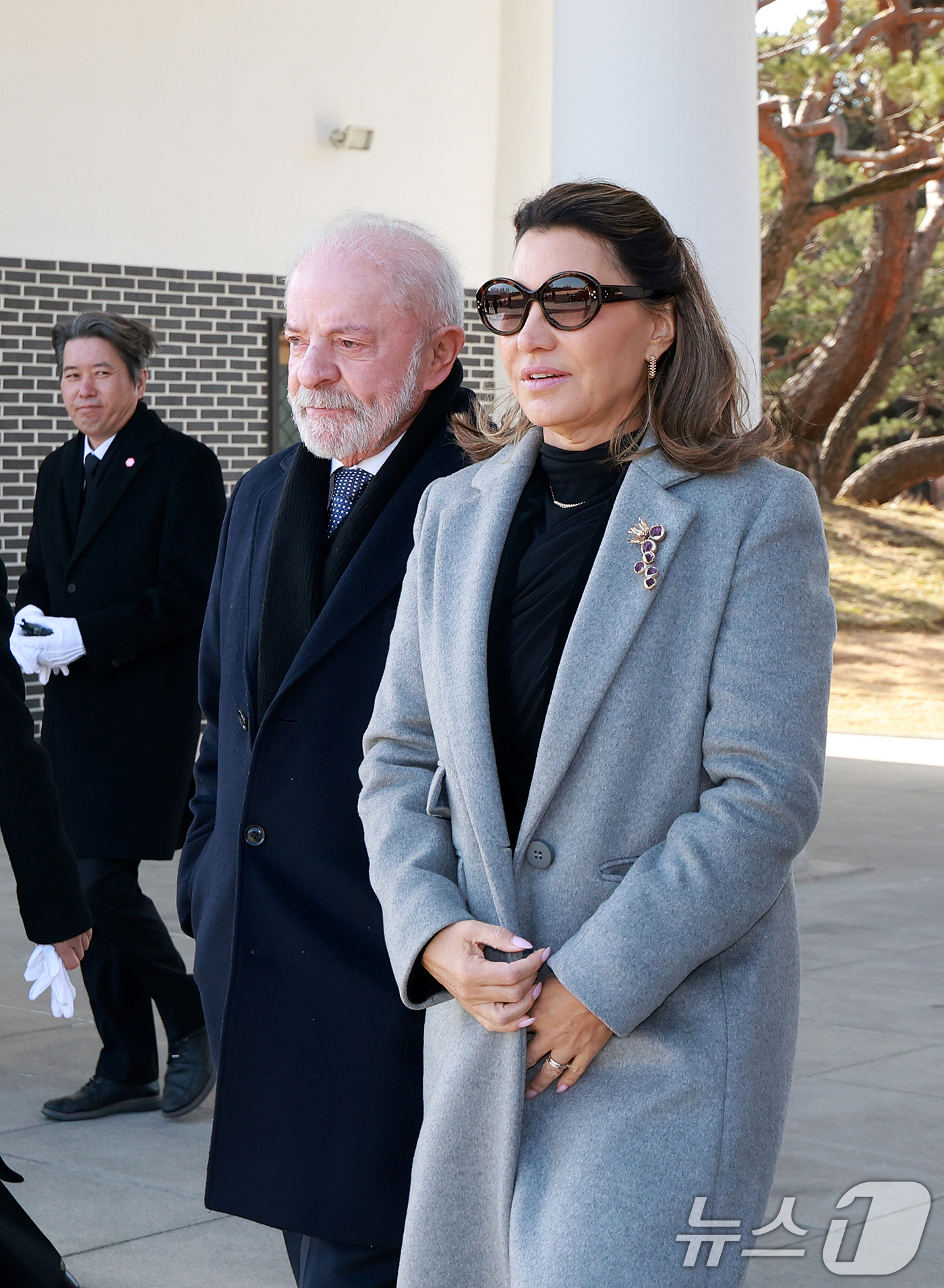 (서울=뉴스1) 이호윤 기자 = 루이시 이나시우 룰라 브라질 대통령과 호잔젤라 다시우바 여사가 23일 서울 동작구 국립서울현충원을 찾아 현충탑에 참배를 마치고 발걸음을 옮기고 있다 …