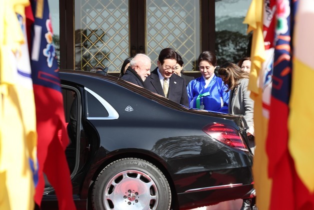 '국빈 방한' 브라질 룰라, 포옹으로 반긴 李대통령…곧 정상회담 시작