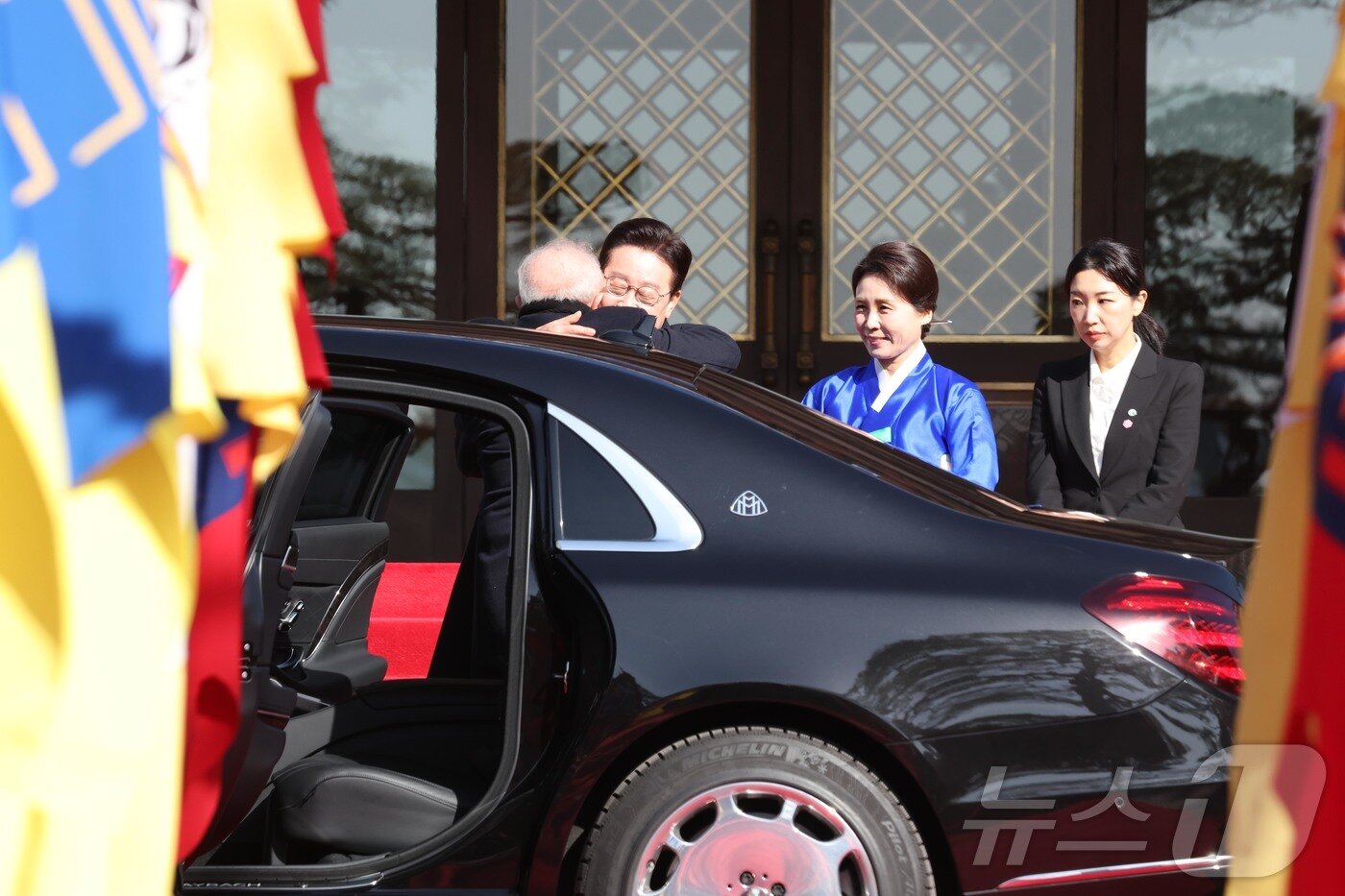본문 이미지 - 이재명 대통령과 김혜경 여사가 23일 청와대에서 국빈 방한한 브라질 루이스 이나시우 룰라 다 시우바 대통령을 영접하고 있다. 2026.2.23 ⓒ 뉴스1 허경 기자