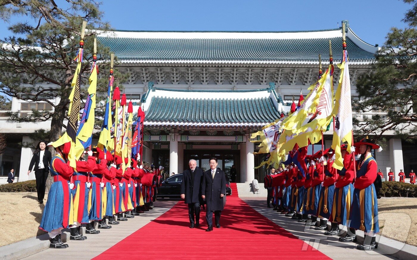 본문 이미지 - 이재명 대통령이 23일 청와대에서 국빈 방한한 브라질 루이스 이나시우 룰라 다 시우바 대통령을 영접하고 있다. 2026.2.23 ⓒ 뉴스1 허경 기자