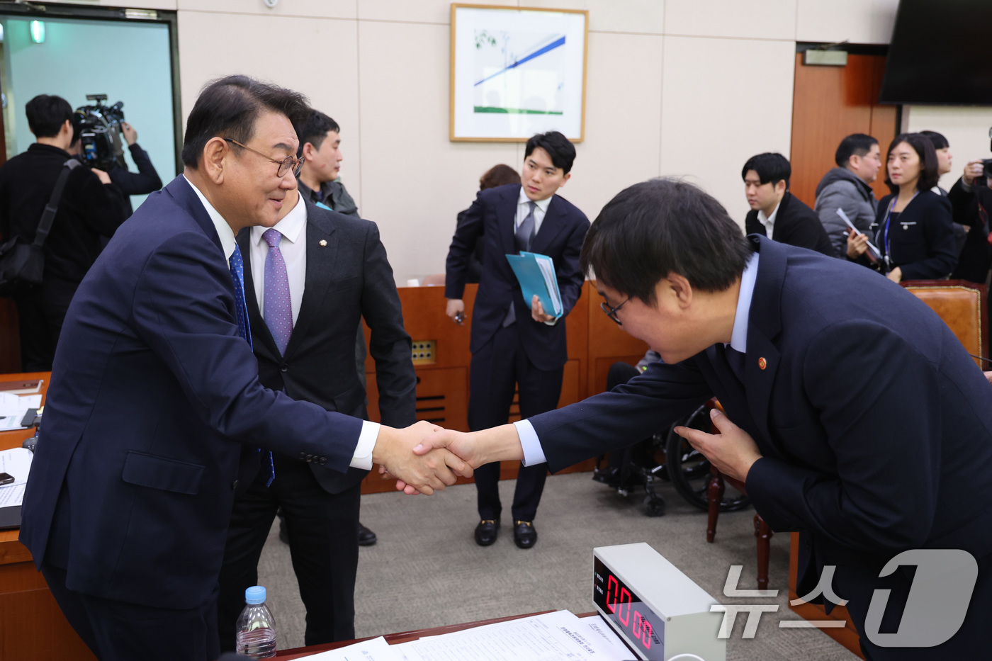 (서울=뉴스1) 신웅수 기자 = 김교흥 위원장과 최휘영 문화체육관광부 장관이 23일 서울 여의도 국회에서 열린 문화체육관광위원회 전체회의에서 인사하고 있다. 2026.2.23/뉴스 …