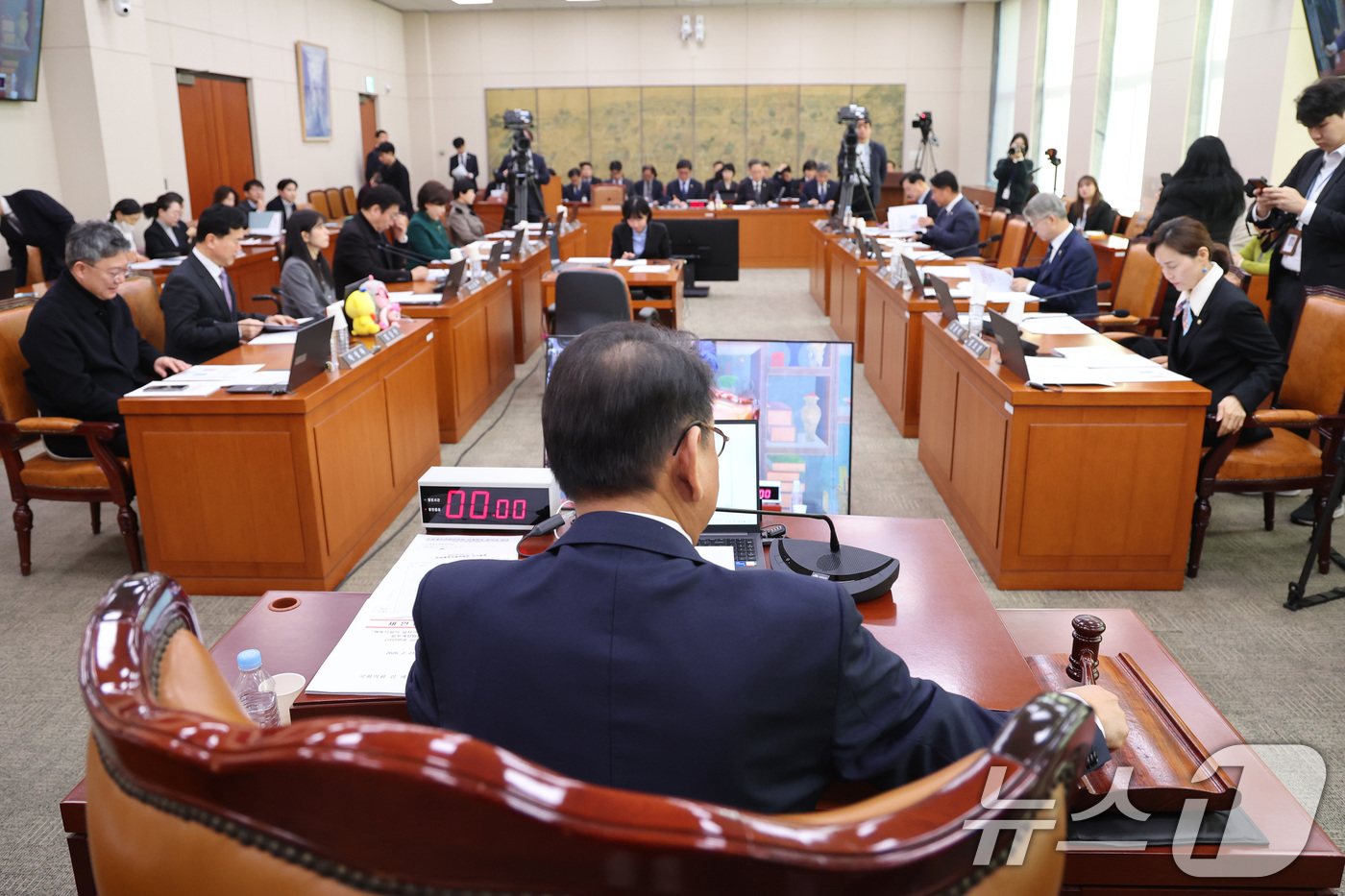 (서울=뉴스1) 신웅수 기자 = 김교흥 위원장이 23일 서울 여의도 국회에서 열린 문화체육관광위원회 전체회의에서 의사봉을 두드리고 있다. 2026.2.23/뉴스1