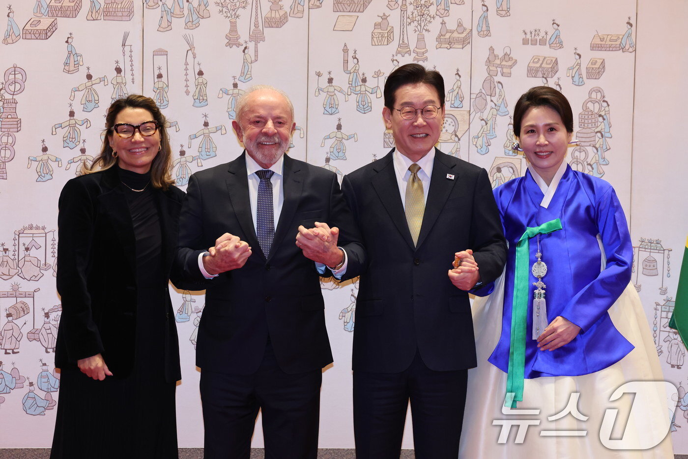 본문 이미지 - 이재명 대통령과 김혜경 여사가 23일 청와대에서 국빈 방한한 브라질 루이스 이나시우 룰라 다 시우바 대통령, 부인 잔자 룰라 다 시우바 여사와 기념촬영을 하고 있다. 2026.2.23/뉴스1 이재명 기자