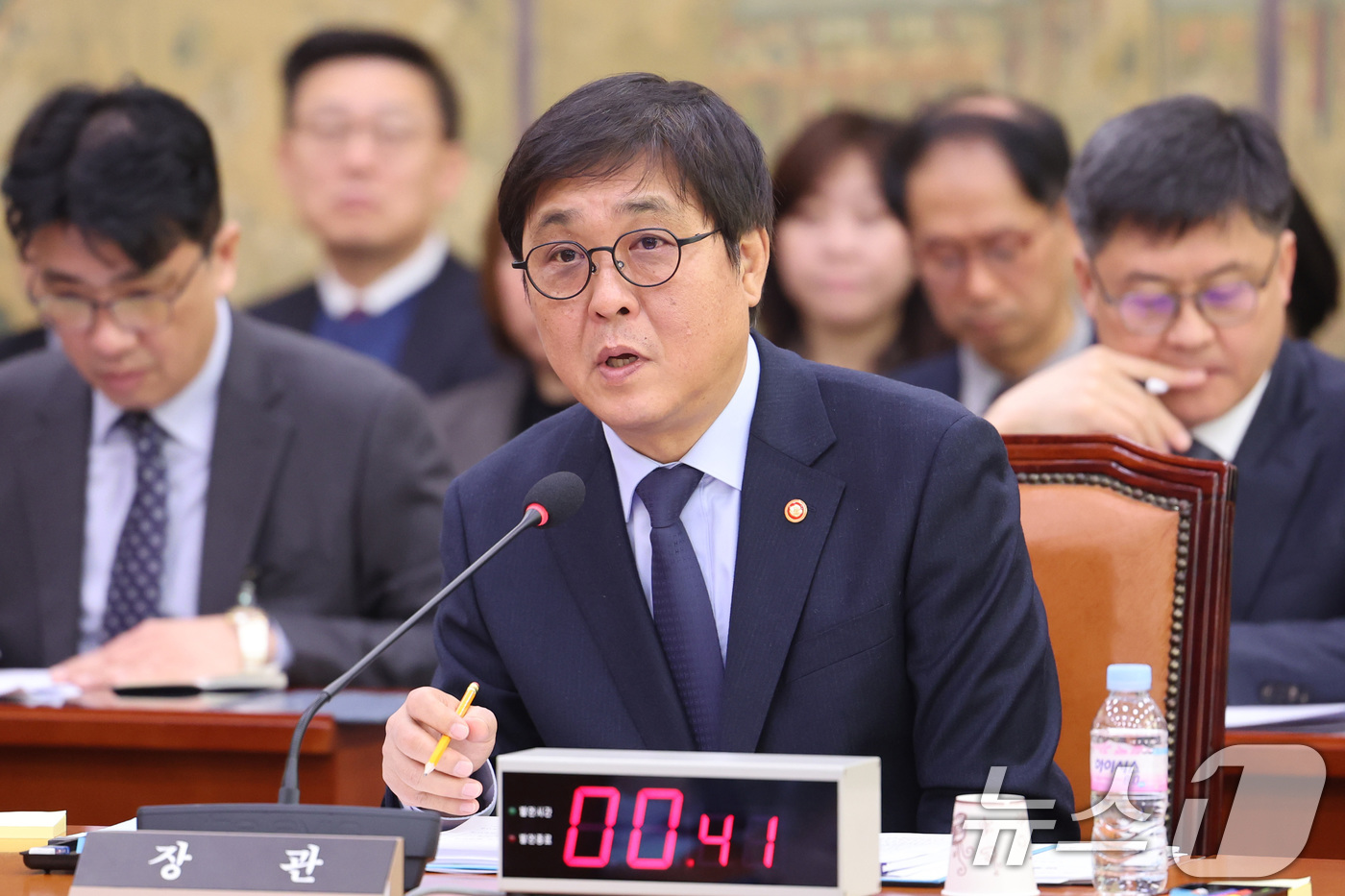 (서울=뉴스1) 신웅수 기자 = 최휘영 문화체육관광부 장관이 23일 서울 여의도 국회에서 열린 문화체육관광위원회 전체회의에서 의원 질의에 답변하고 있다. 2026.2.23/뉴스1