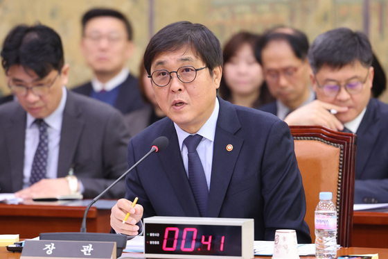 의원 질의 답변하는 최휘영 장관