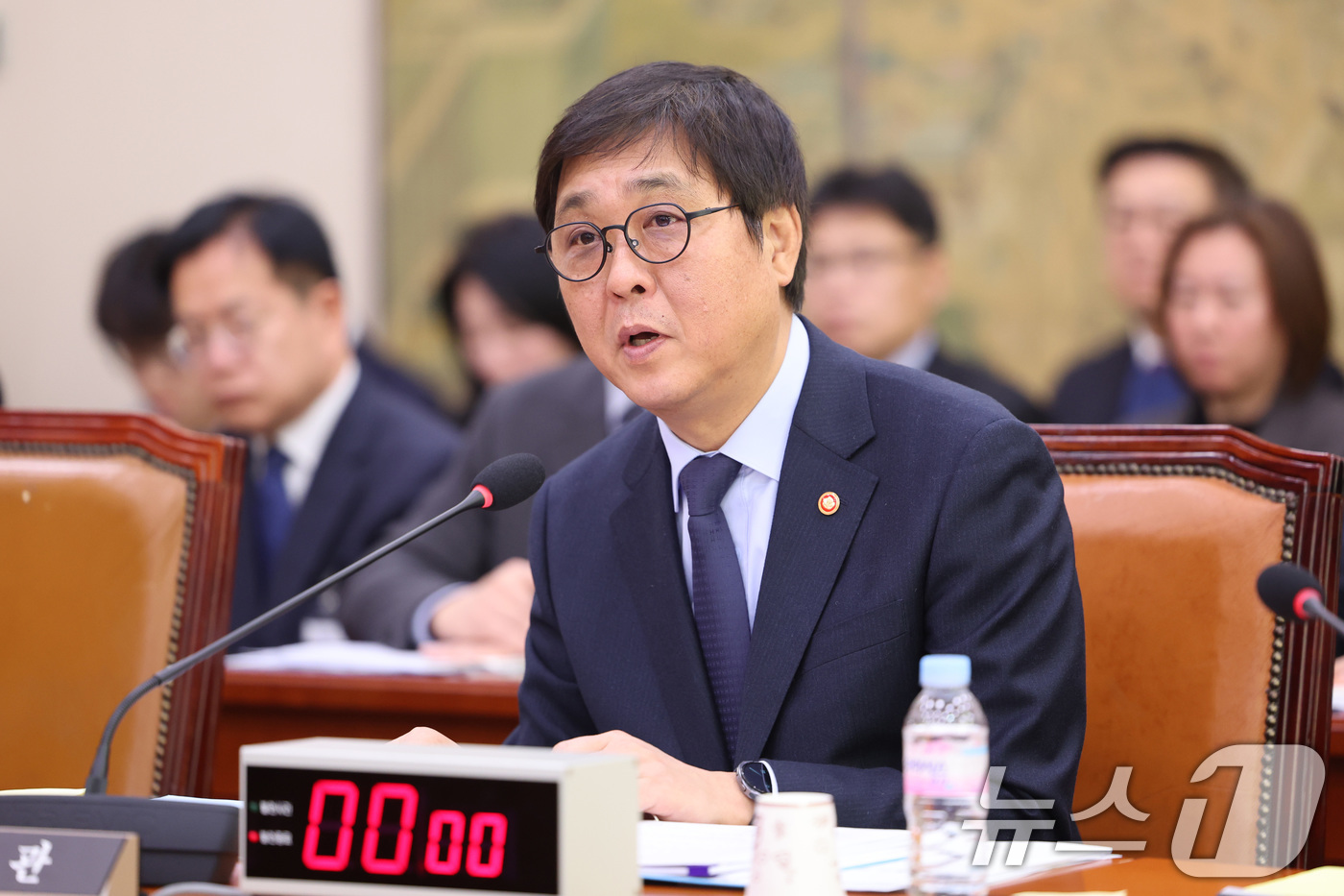 (서울=뉴스1) 신웅수 기자 = 최휘영 문화체육관광부 장관이 23일 서울 여의도 국회에서 열린 문화체육관광위원회 전체회의에서 의원 질의에 답변하고 있다. 2026.2.23/뉴스1