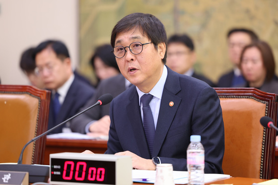 답변하는 최휘영 장관