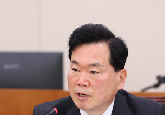 캐릭터 인형 등장한 문화체육관광위원회