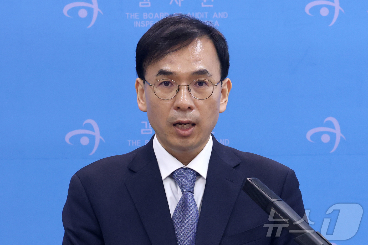 (서울=뉴스1) 이광호 기자 = 정진수 감사원 사회복지 감사국 제3과 과장이 23일 서울 종로구 감사원에서 코로나19 대응실태 진단 및 분석 감사결과 브리핑을 하고 있다.