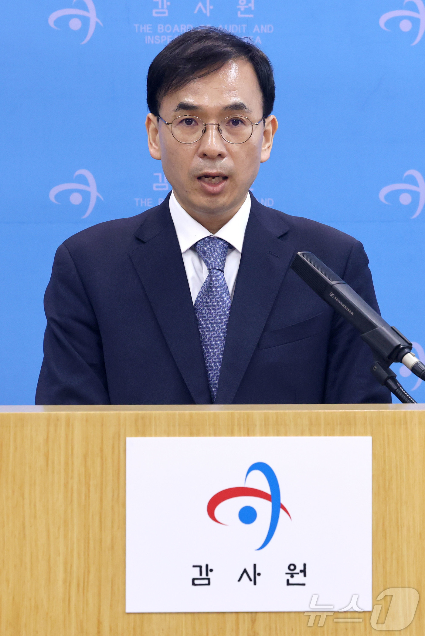 (서울=뉴스1) 이광호 기자 = 정진수 감사원 사회복지 감사국 제3과 과장이 23일 서울 종로구 감사원에서 코로나19 대응실태 진단 및 분석 감사결과 브리핑을 하고 있다.