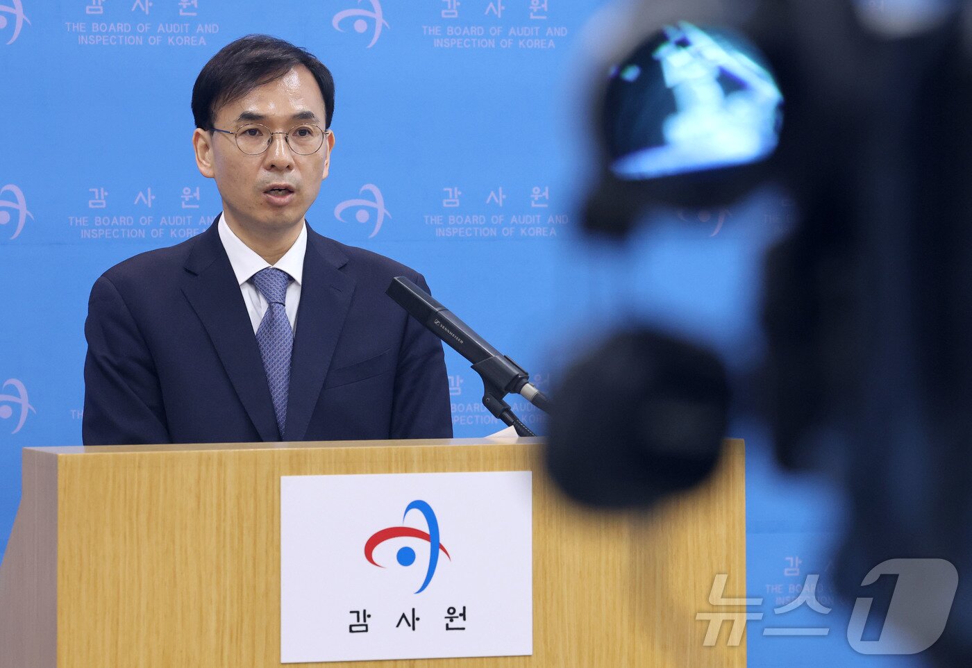 본문 이미지 - 정진수 감사원 사회복지 감사국 제3과 과장이 23일 서울 종로구 감사원에서 코로나19 대응실태 진단 및 분석 감사결과 브리핑을 하고 있다. ⓒ 뉴스1 이광호 기자