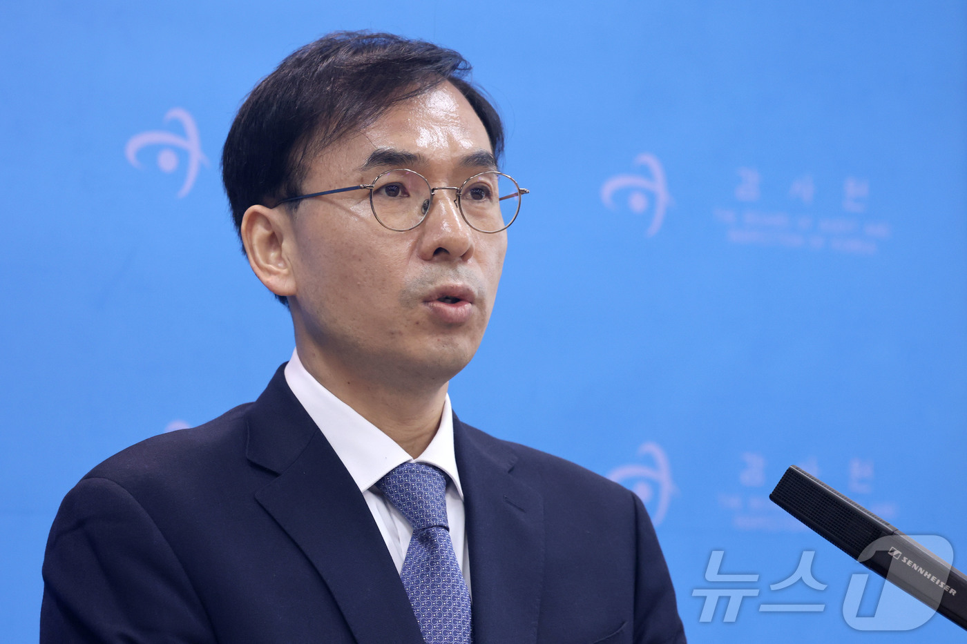 (서울=뉴스1) 이광호 기자 = 정진수 감사원 사회복지 감사국 제3과 과장이 23일 서울 종로구 감사원에서 코로나19 대응실태 진단 및 분석 감사결과 브리핑을 하고 있다.