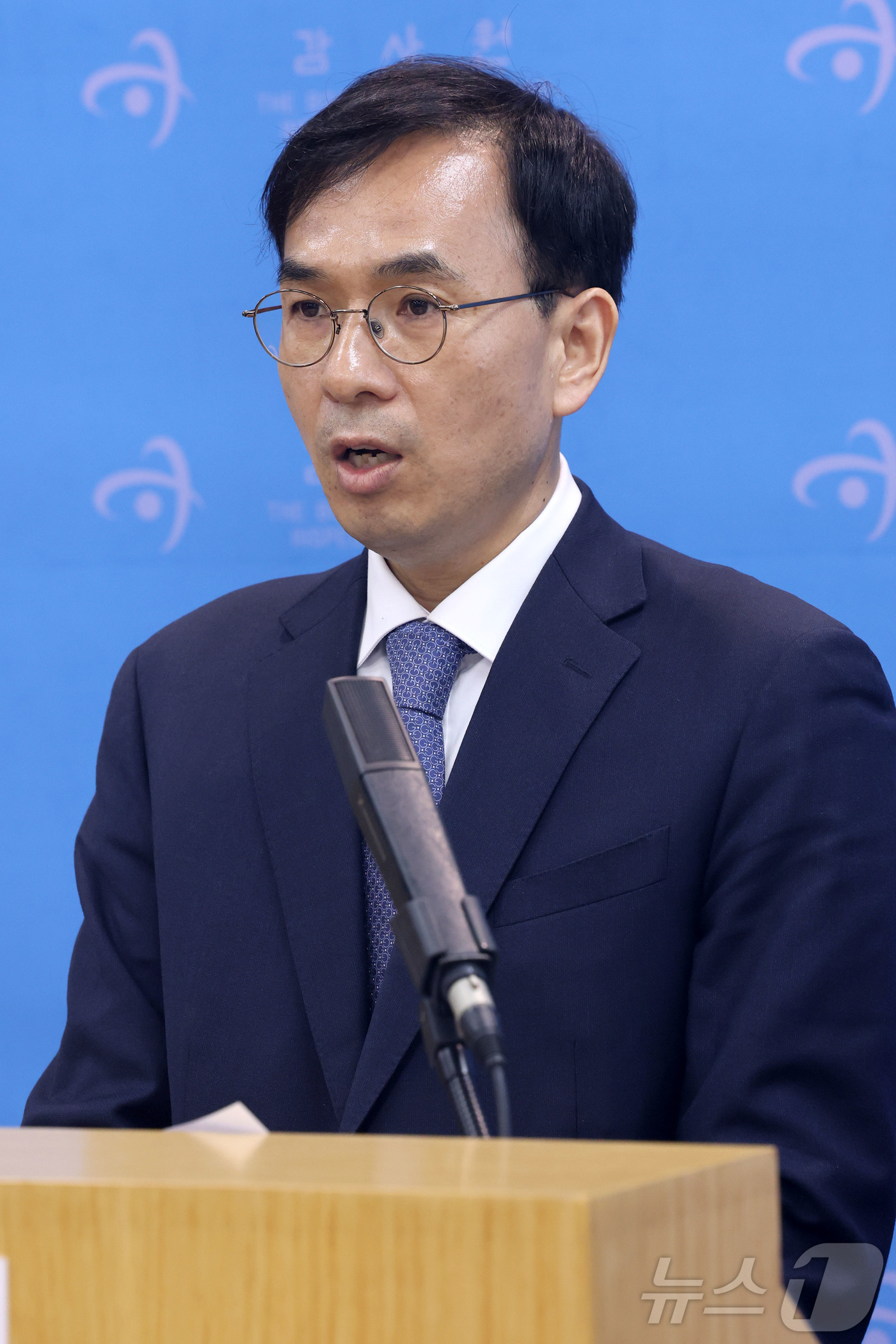 (서울=뉴스1) 이광호 기자 = 정진수 감사원 사회복지 감사국 제3과 과장이 23일 서울 종로구 감사원에서 코로나19 대응실태 진단 및 분석 감사결과 브리핑을 하고 있다.