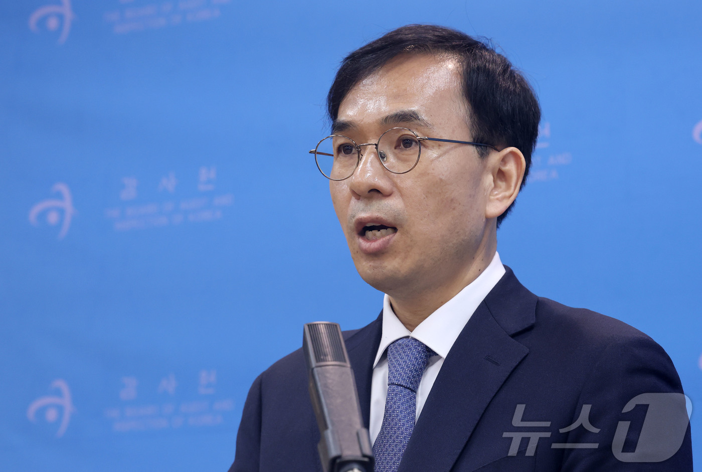 (서울=뉴스1) 이광호 기자 = 정진수 감사원 사회복지 감사국 제3과 과장이 23일 서울 종로구 감사원에서 코로나19 대응실태 진단 및 분석 감사결과 브리핑을 하고 있다.