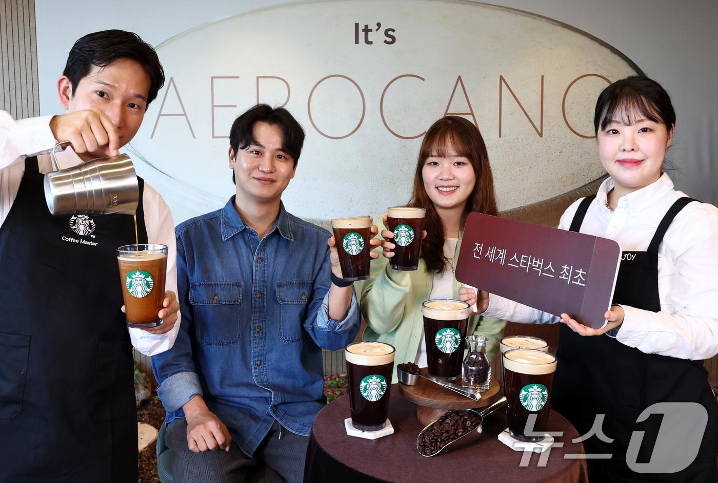 (서울=뉴스1) 최지환 기자 = 23일 서울 용산구 스타벅스 아카데미 센터에서 열린 스타벅스 에어로카노 출시 사진행사에서 직원들이 에어로카노를 소개하고 있다. 에어로카노는 아메리카 …